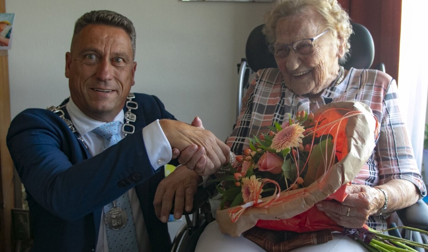 Felicitaties voor de 100-jarige (Foto: Wil van Balen)