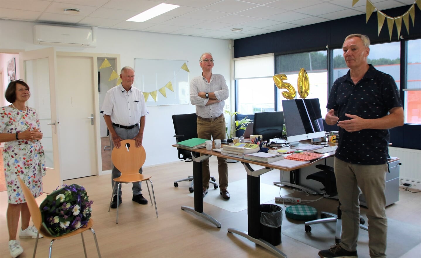 Dankwoord van Henk, links zijn vrouw, daarnaast Wim Fortuin sr., de allereerste baas van Henk. (foto: Wil van Balen)