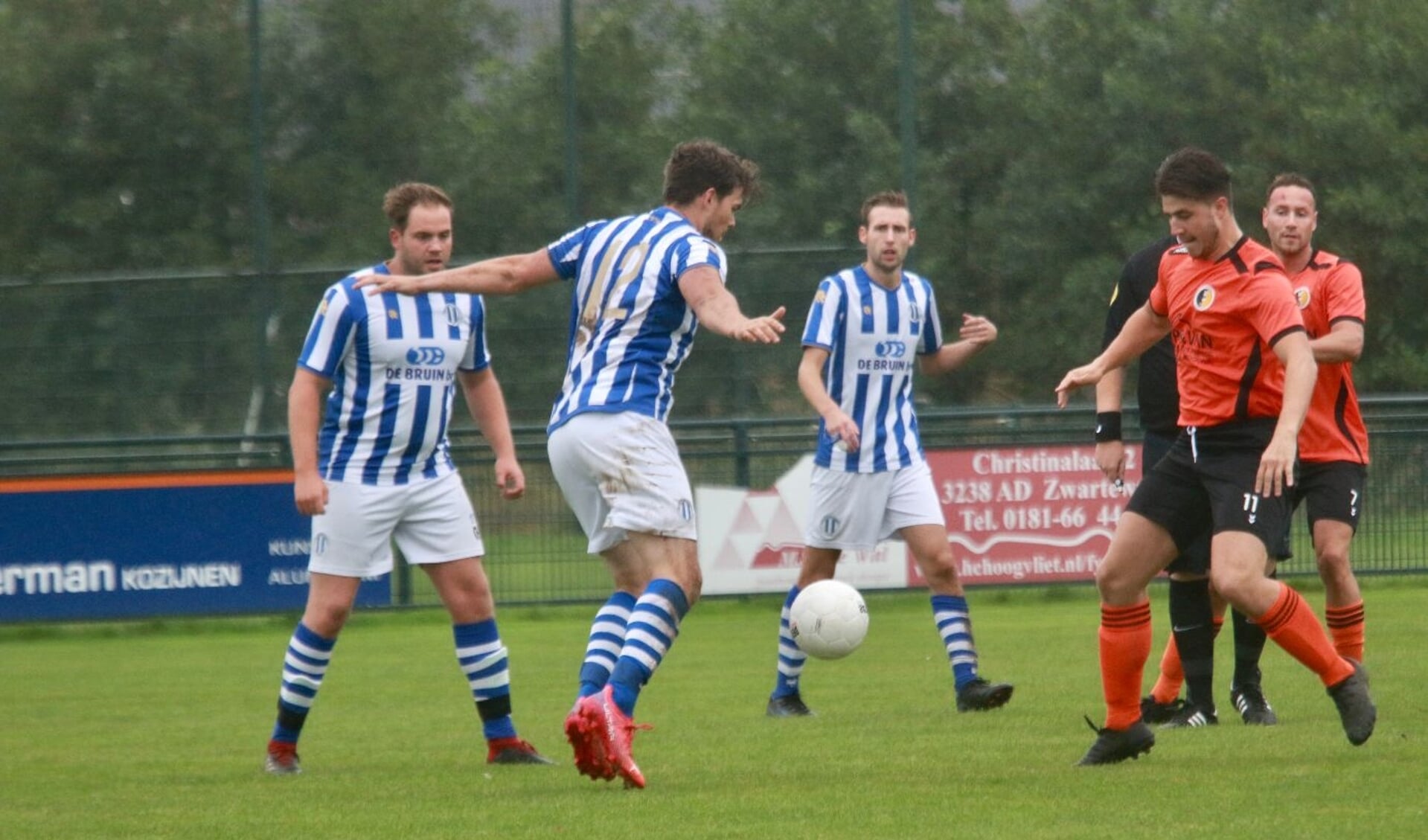 Zwartewaal eindigde in de derby tegen Rockanje met acht spelers... (FOTO: Wil van Balen).