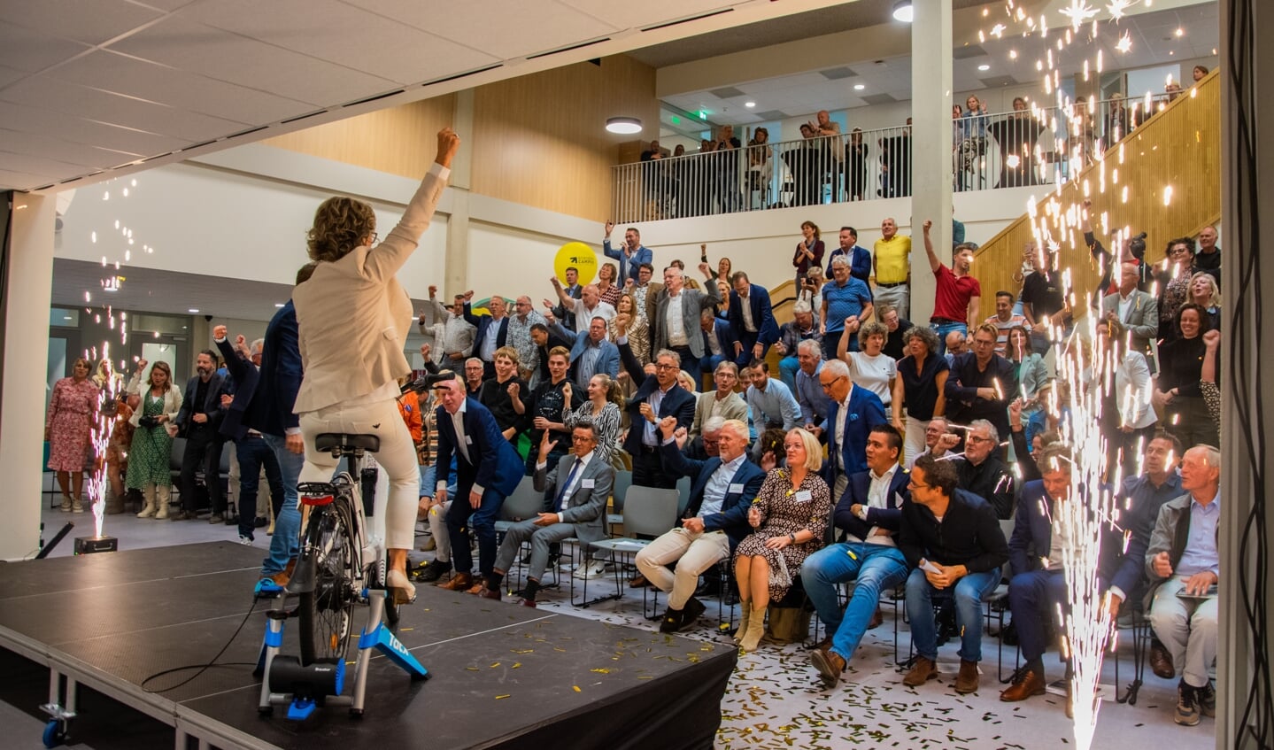 Het was aan burgemeester Ada Grootenboer-Dubbelman om de Beroepscampus energiek te openen! Dat deed ze door keihard te trappen op een waterstoffiets.  Foto: Sam Fish