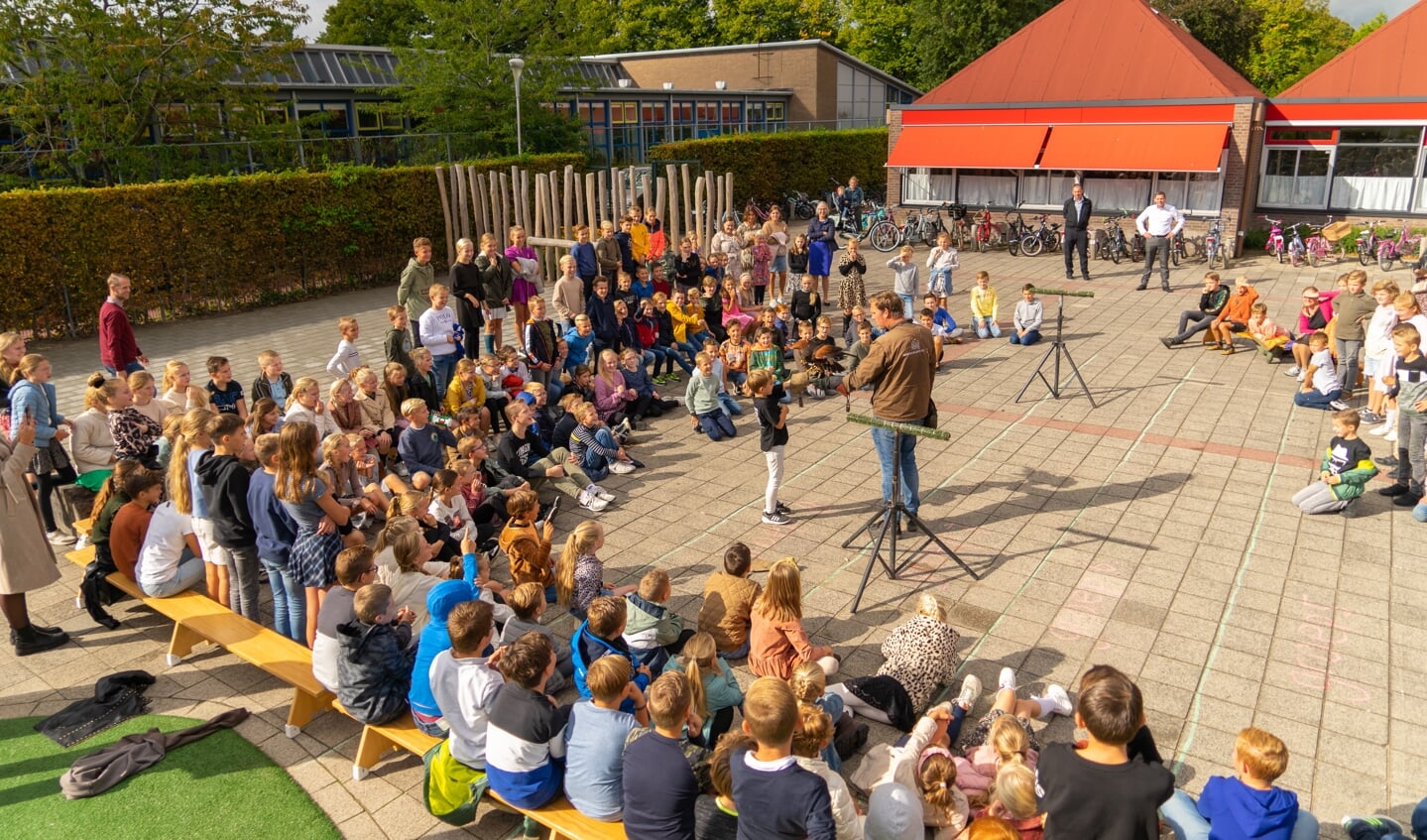Op het schoolplein was er een spectaculaire roofvogelshow. Indrukwekkend zo'n grote vogel zo vlakbij. (foto: GoedhArtFotografie)