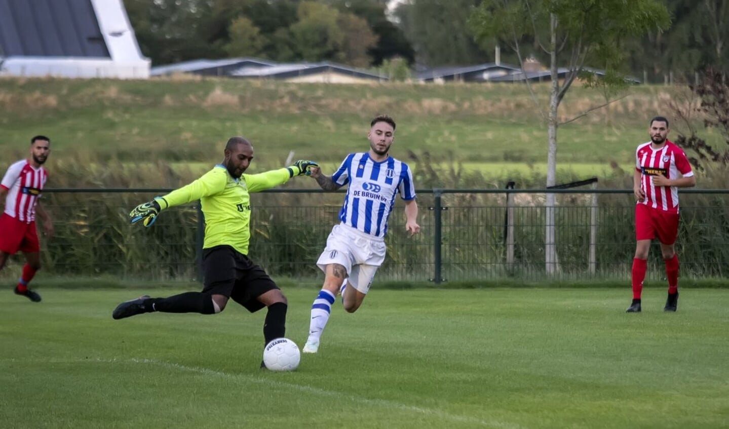 Joel Kroon bewees in de bekerwedstrijd tegen FC Pretoria met twee goals dat hij zich in een twee spitsen-systeem in zijn element voelt. (Foto: Wil van Balen).