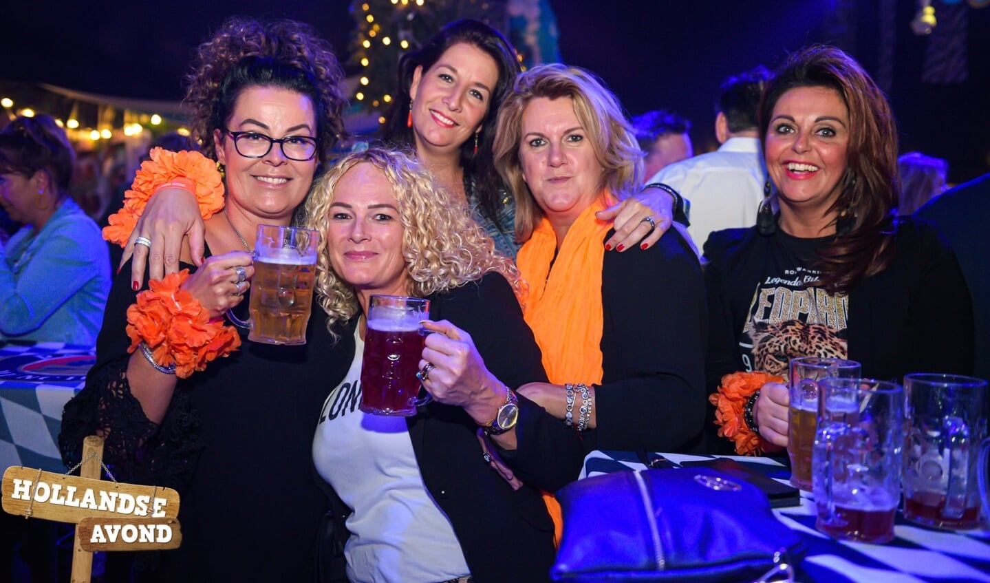 Op vrijdagavond 7 oktober kleurt de tent aan de Broekseweg in Strijen oranje.