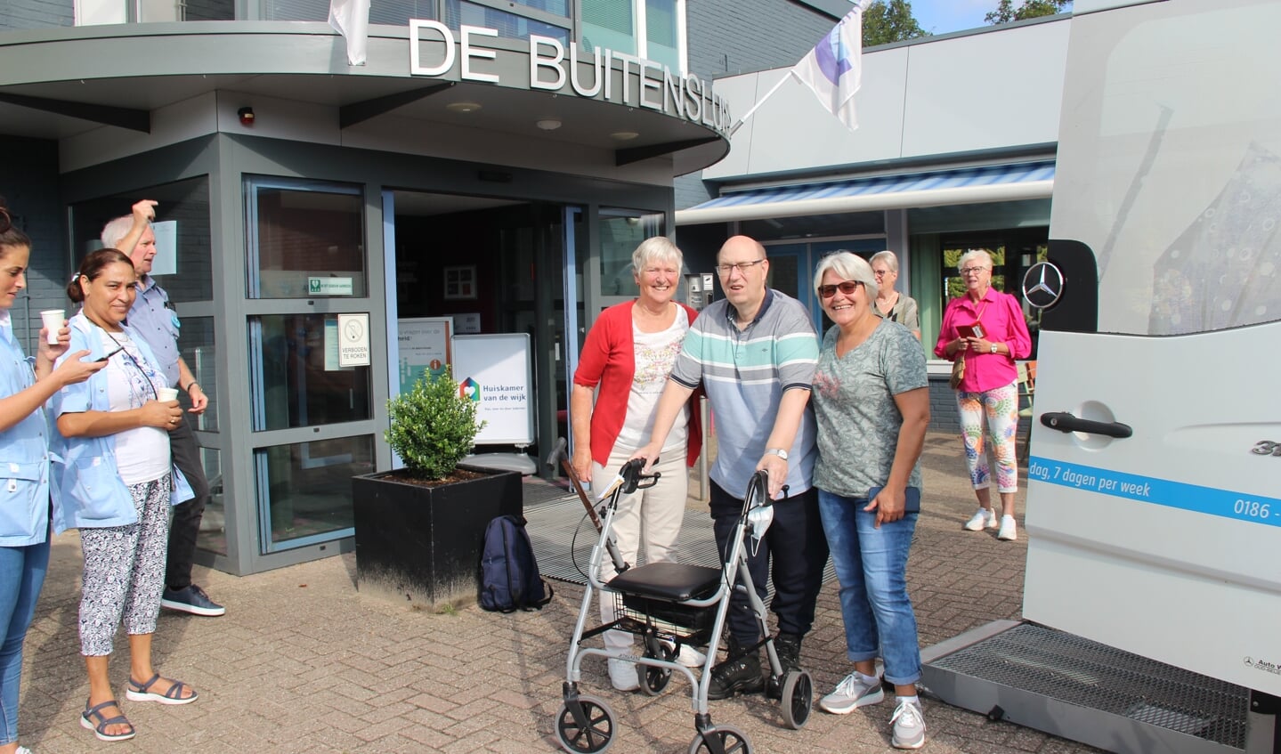 Zondag 11 september was het eindelijk zover. Robert Kraal, zijn moeder en verzorgende Anita Mol werden uitbundig uitgezwaaid en een goede reis gewenst. (foto: pr Alerimus)