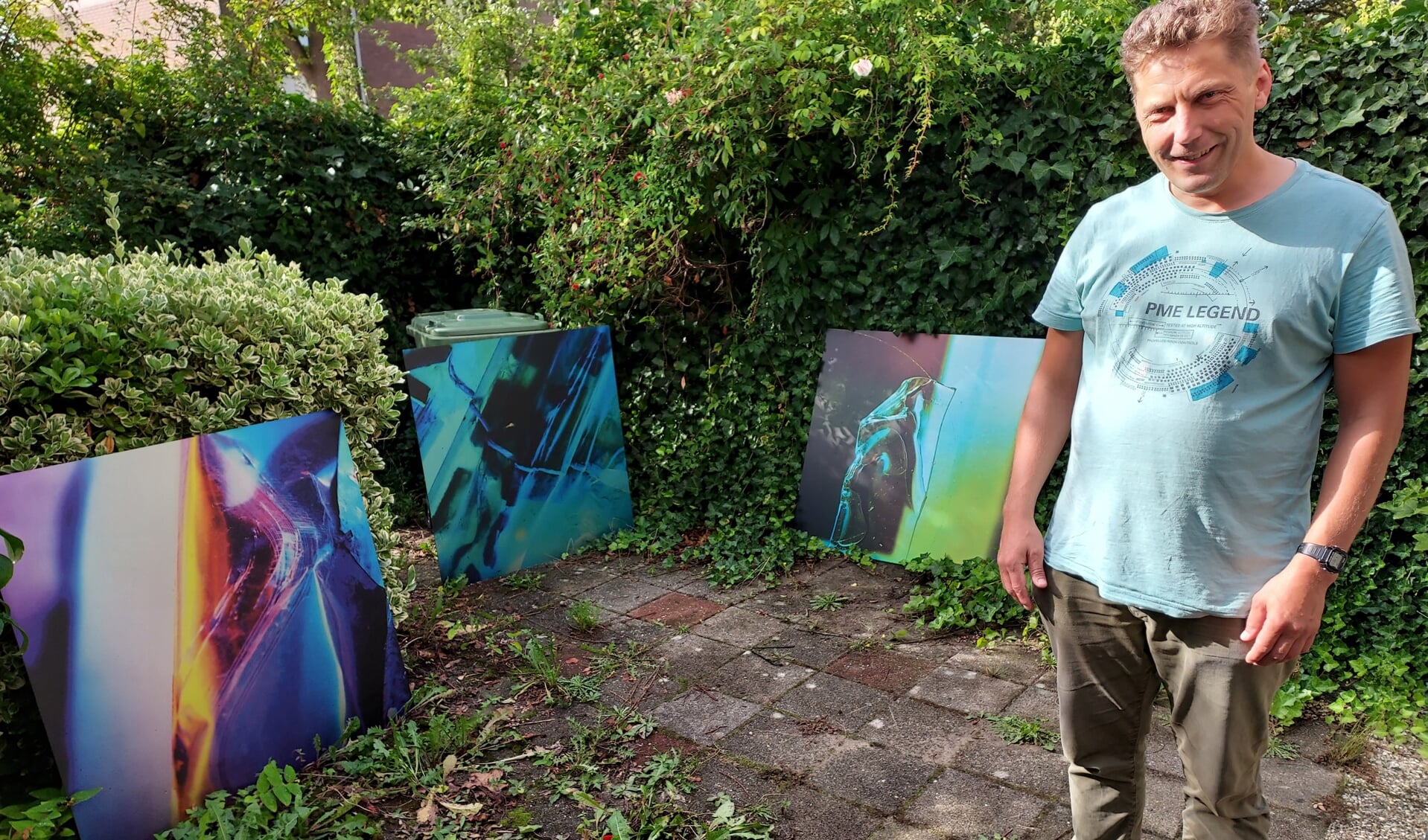 Peter bij enkele grote kunstwerken in z'n tuin. 'Met verbeelding probeer ik mensen te raken.' (foto: Conno Bochoven)