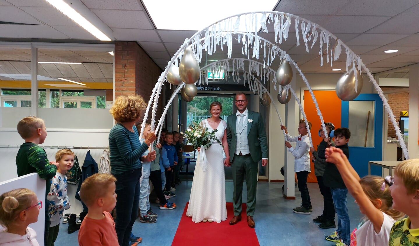 Om 11 uur kwam het bruidspaar aan in de prachtig versierde gang vol bogen, slingers en ballonnen.