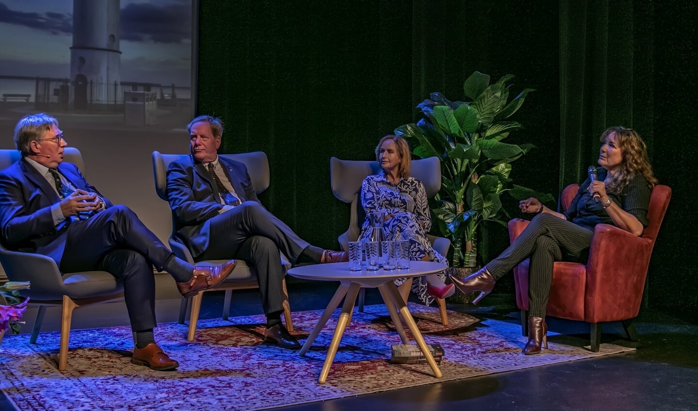 Burgemeesters Rensen (Brielle), De  Jong (Westvoorne) en Junius (Hellevoetsluis) in gesprek met presentator en leider van het stadsdebat Suzanne Mulder. 
