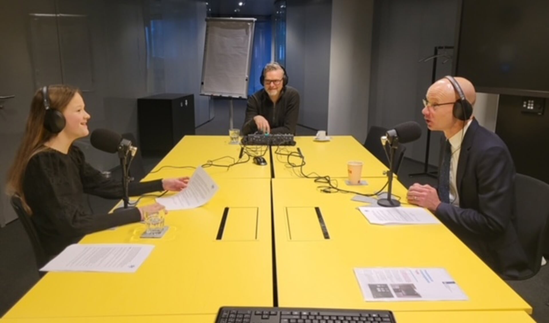 Opname podcast door Sophie Kabouw (links) en Henk Ovink (rechts)