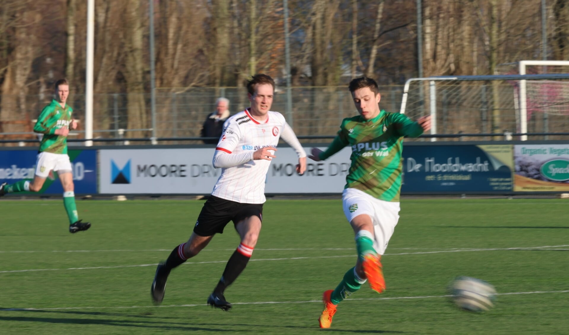 Dean Bos maakte zijn tiende seizoensgoal voor Brielle in de thuiswedstrijd tegen Nieuw-Lekkerland. (Foto: Wil van Balen).