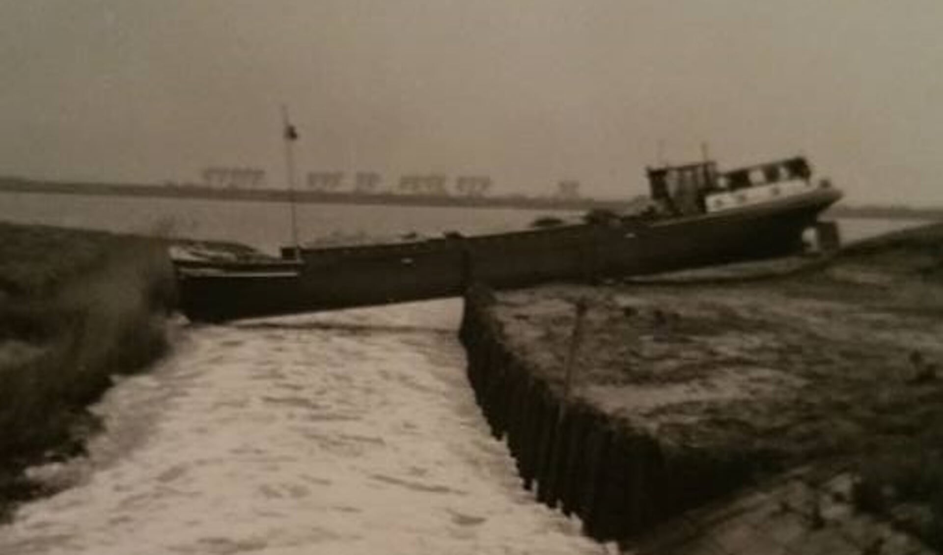 Schip de Leentje. Dit schip is tijdens de ramp op Tiengemeten op de dijk terecht gekomen. (archieffoto)