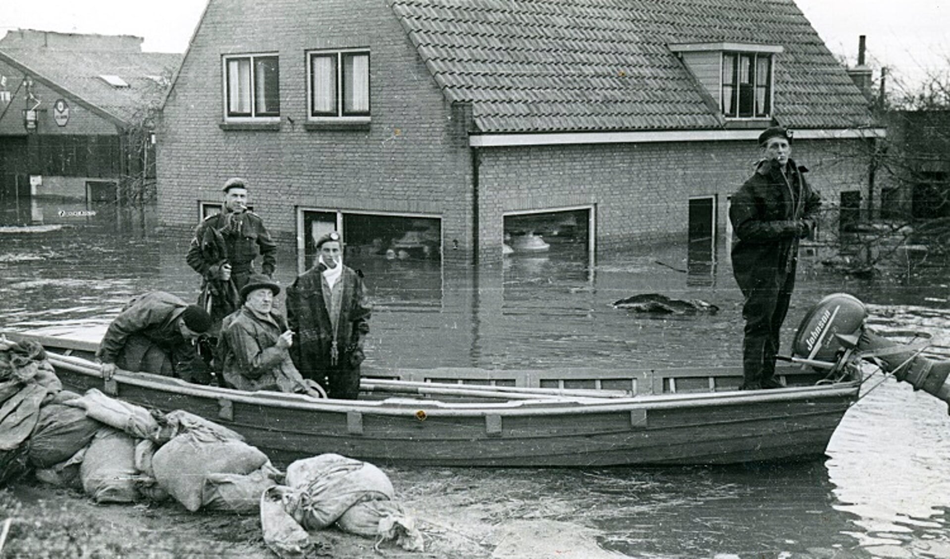 Watersnood 1953 aan de Strijensestraat in 's-Gravendeel. De lampenwinkel van A. Barth en links garagebedrijf A.J. Barth.