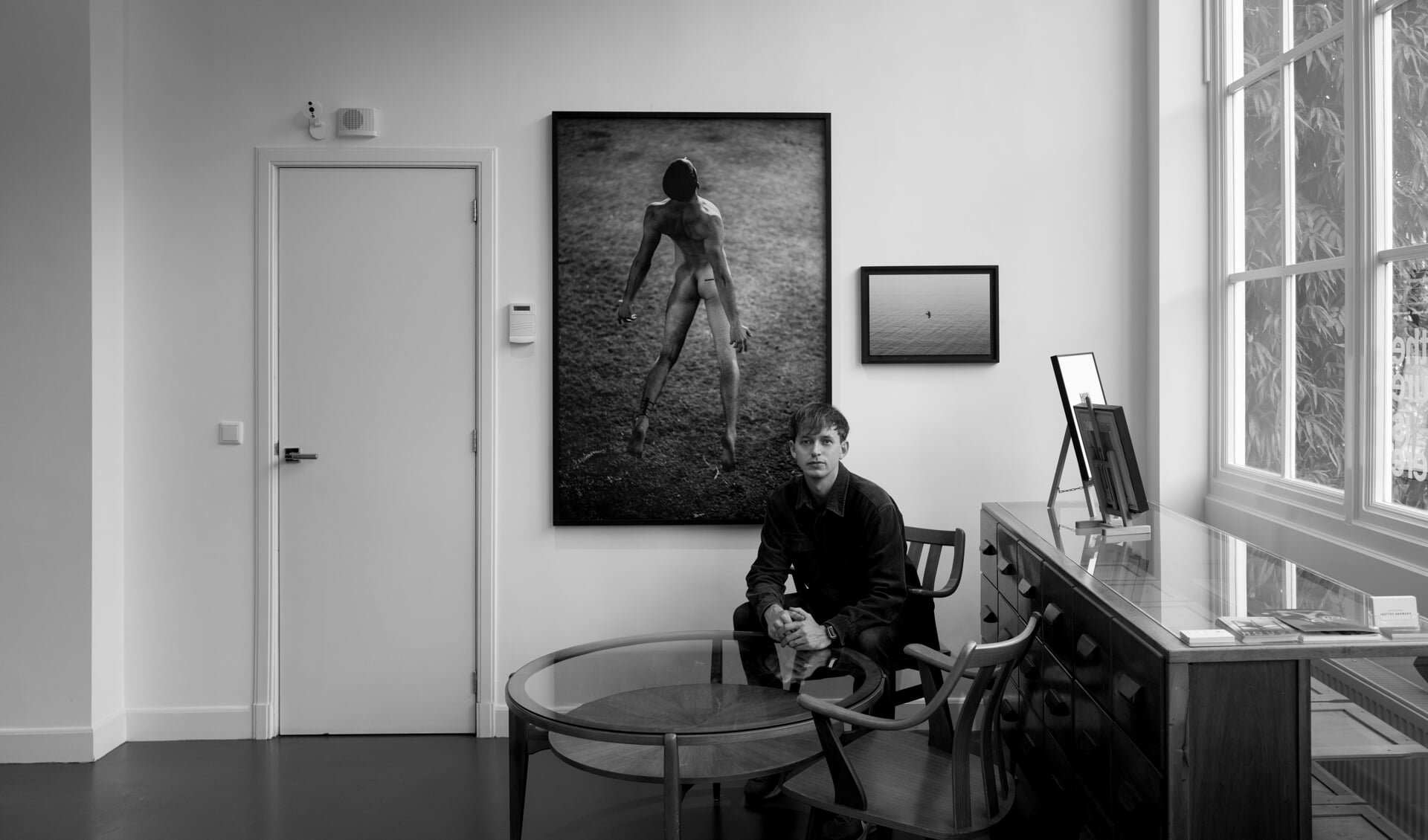 Ruben van Schalm te zien voor een van zijn werken 'Jump'. Foto: Jesaja Hizkia, Courtsey Kahmann Gallery Amsterdam