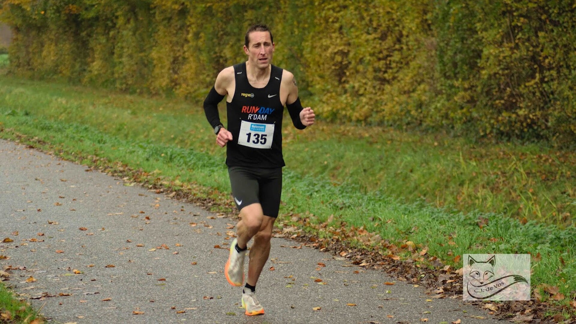 Ricardo Sint Nicolaas op weg naar de zege. (foto C.J. de Vos)