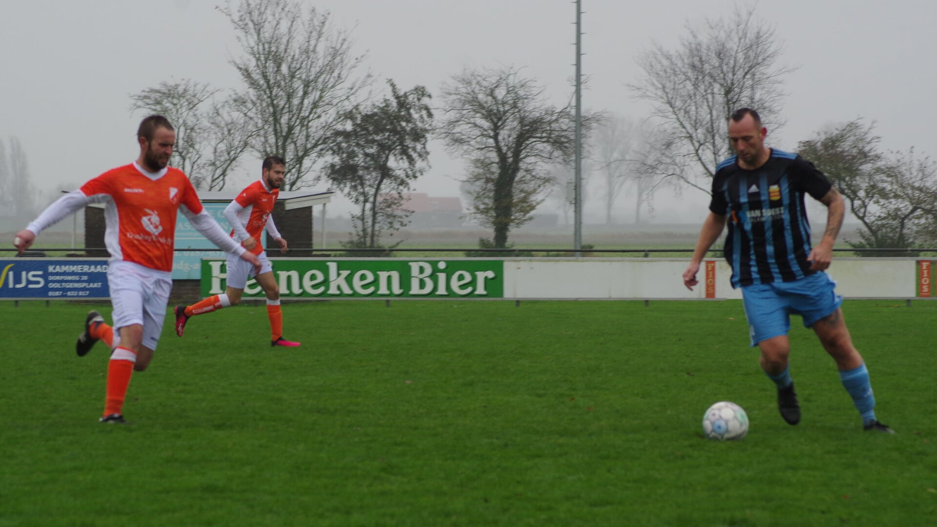 Spits Leon van den Nieuwendijk (l) en verdediger Robbin Arensman (r) met erachter Sander van Poppelen.