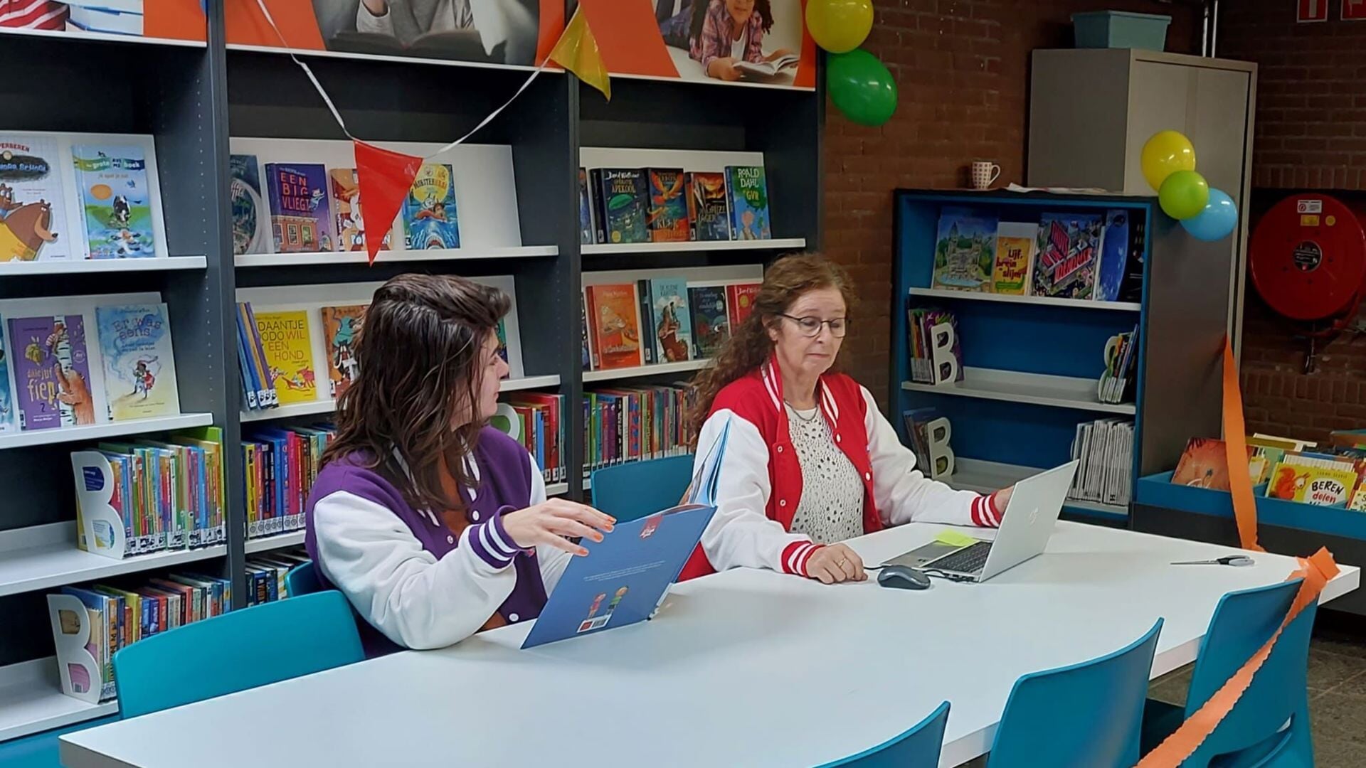 Maandag 30 oktober hebben leesconsulenten Caroline, Fenna en Larissa de opening vanuit de bibliotheek verzorgd.