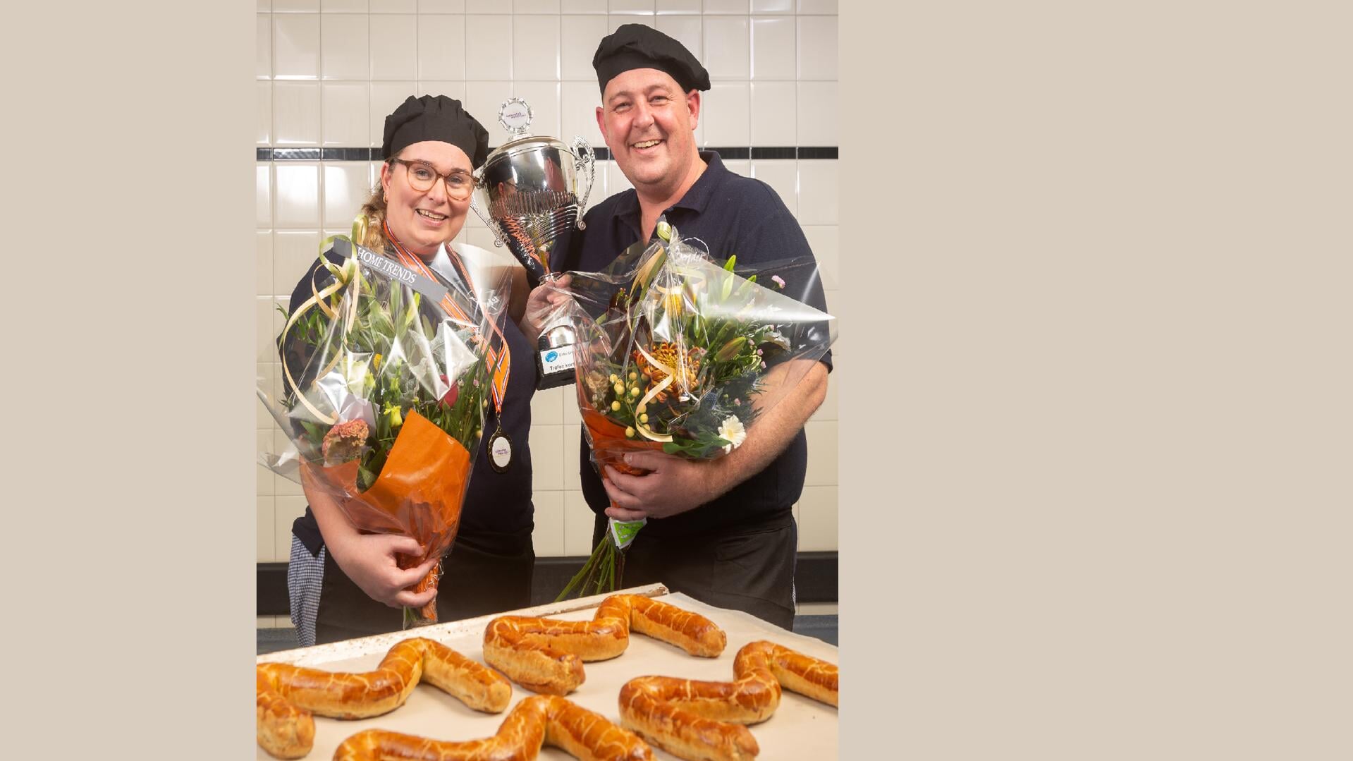 Eerste prijs voor Bakkerij Boender tijdens de BakkersVakWedstrijden. Banketbakkers Sabrina en Barry mogen terecht een beetje trots zijn. (foto: pr)