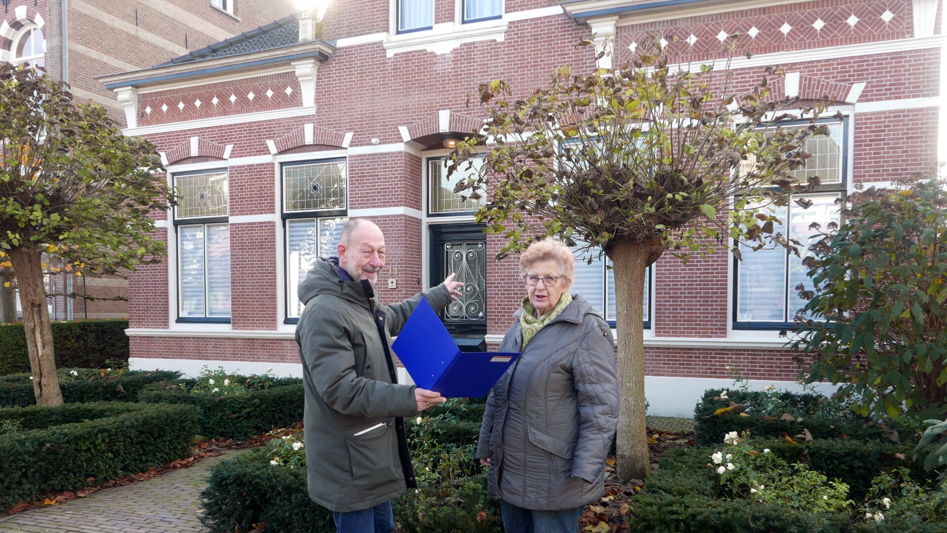 Pieter Jan in 't Veld en Alie van den Berg bij het pand Steenenstraat 14 dat ooit woonhuis was van Marcus Hamme. (foto: Jan Markx / Hist. Ver. OBL)