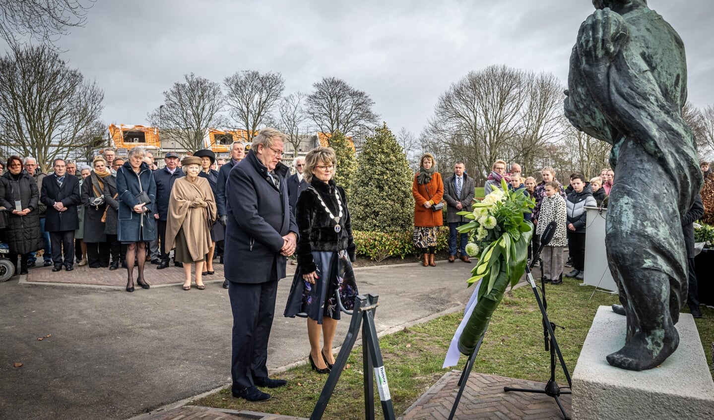 Commissaris van de Koning Jaap Smit en burgemeester Ada Grootenboer-Dubbelman leggen een krans ter nagedachtenis aan de slachtoffers.