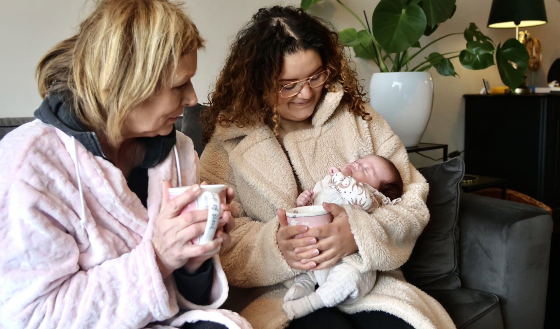 Vivian van Brakel met haar pasgeboren dochtertje en een buurvrouw uit de Poelmanflat. 