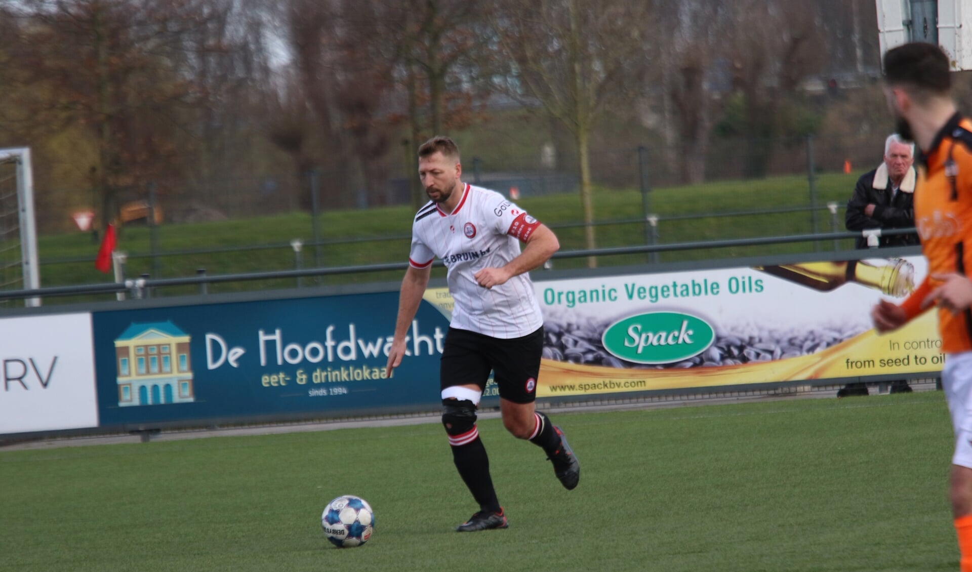 Alexander van Dommelen scoorde voor Brielle dat desondanks met 1-2 verloor van Terneuzense Boys. (Foto: Wil van Balen).