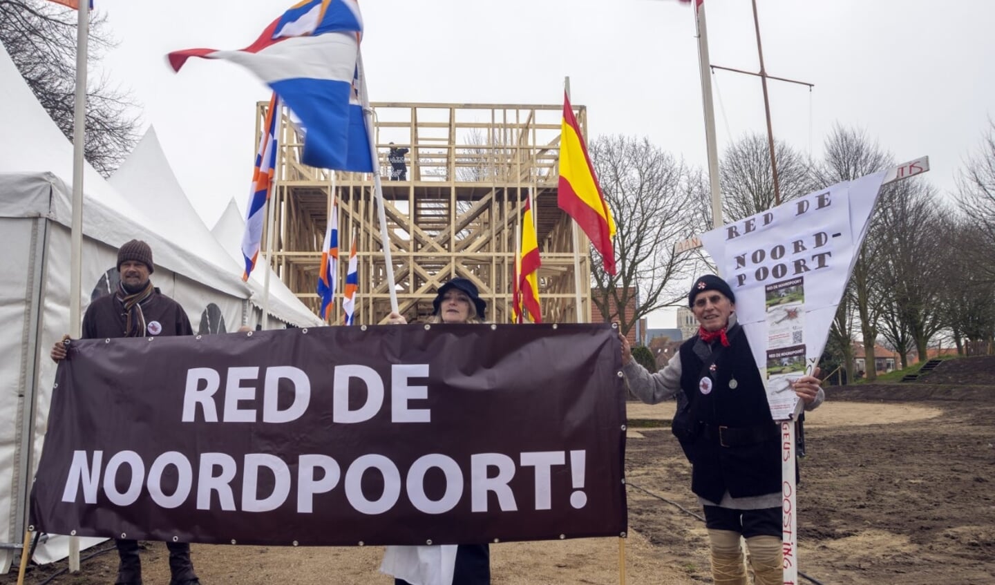 Ook leden van Stichting Noordpoort waren aanwezig en lieten van zich horen (Foto: Wil van Balen)