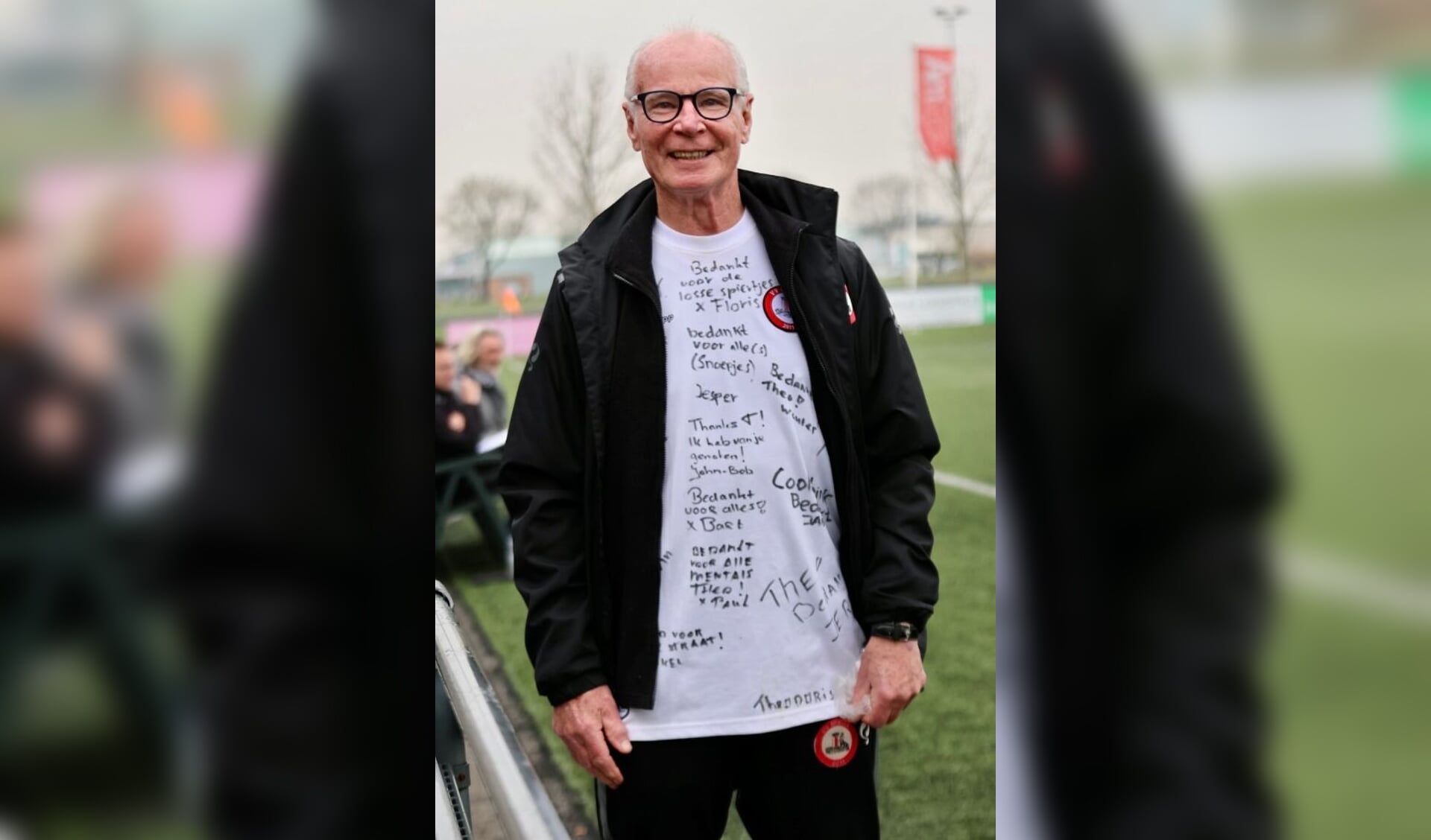 Het werk van verzorger Theo de Bruin wordt getuige het T-shirt dat hij onlangs kreeg, erg gewaardeerd door de spelers van de selectie van de vv Brielle. (Foto: Wil van Balen).