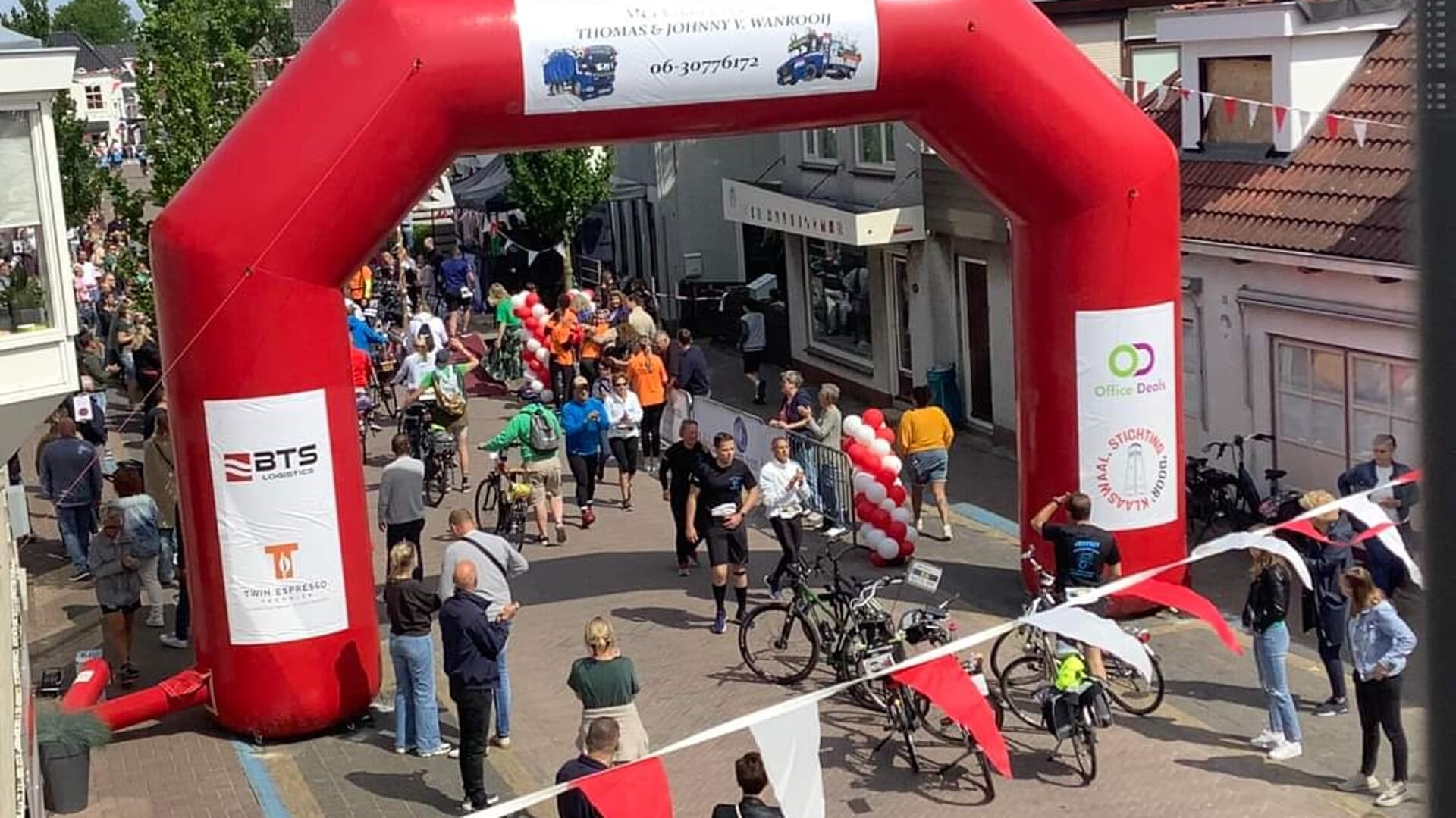 Een enorme belangstelling van het publiek en de supporters langs de lijn op de Voorstraat in Klaaswaal. 