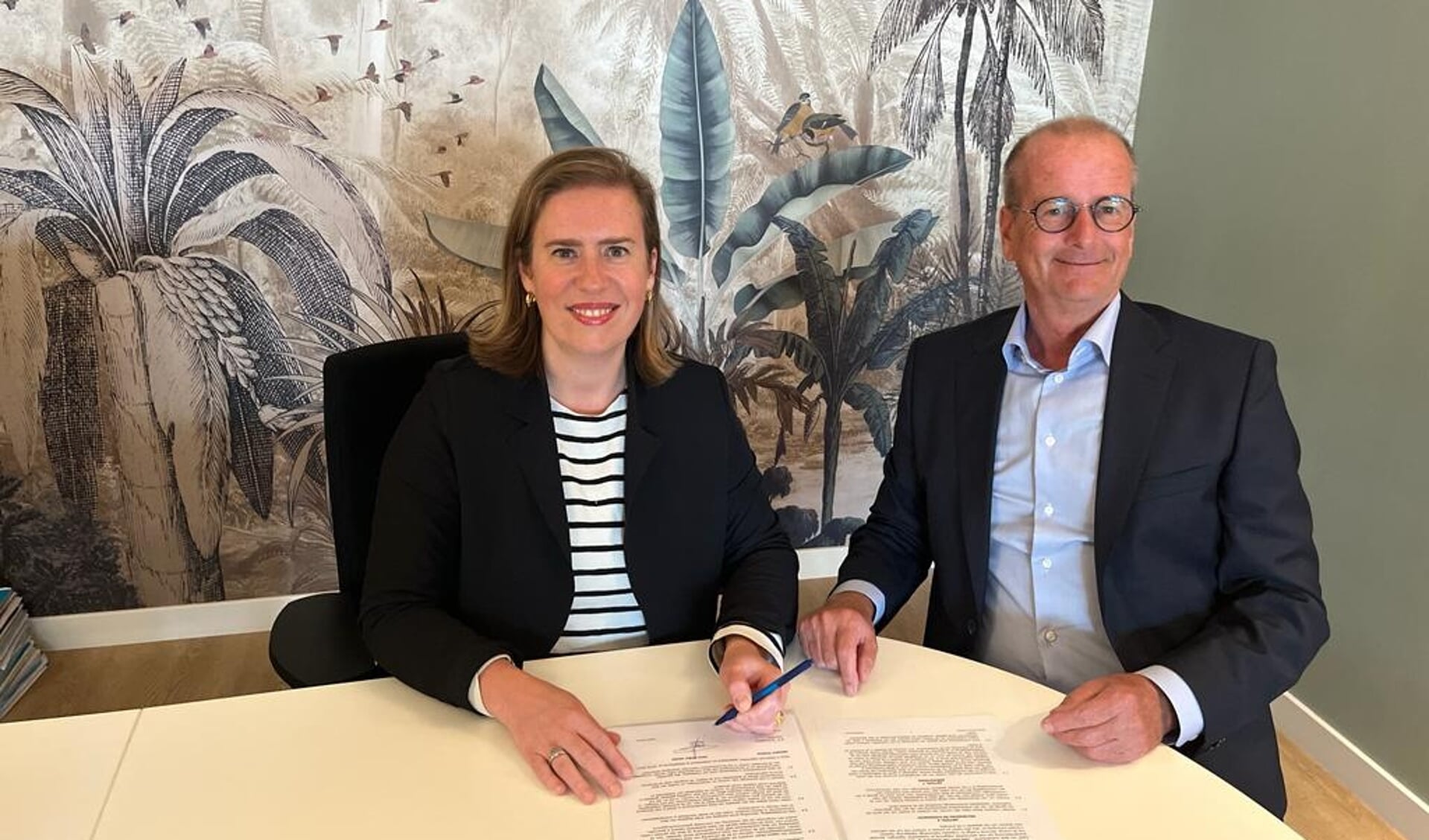 Alexandra Meijer, eigenaar Hans Meijer Advies, en  Bert Zwanenburg, voorzitter van MSV&AV Flakkee bij de ondertekening.