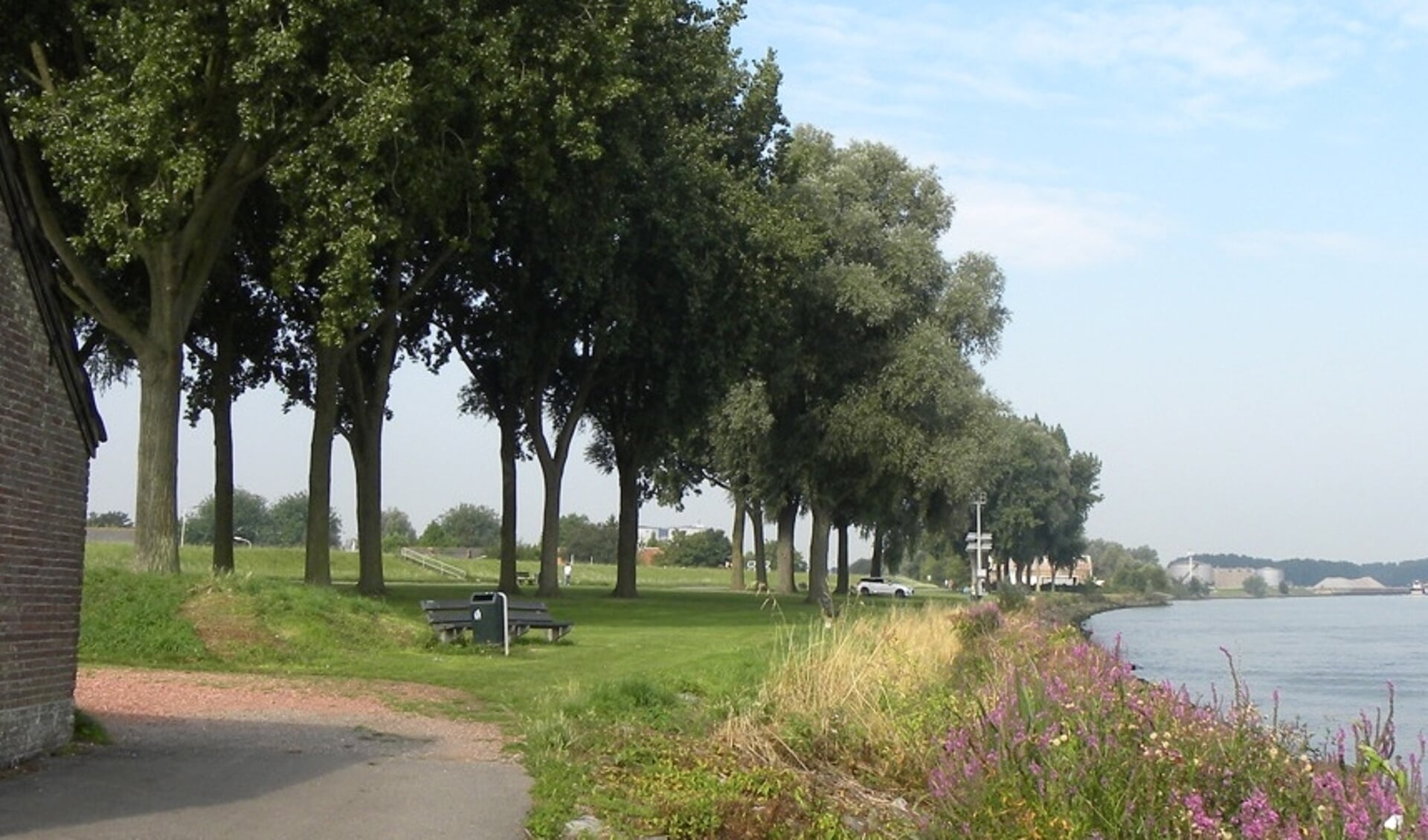 Op het terrein langs de Oude Maas worden veel activiteiten georganiseerd tijdens Puttershoek aan de Maas. 