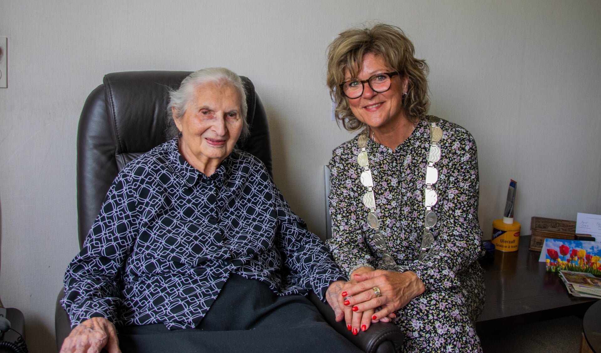 Mevrouw Rozendaal vond het heel gezellig dat burgemeester Ada Grootenboer-Dubbelman langs kwam voor haar honderdste verjaardag.  Foto: Sam Fish