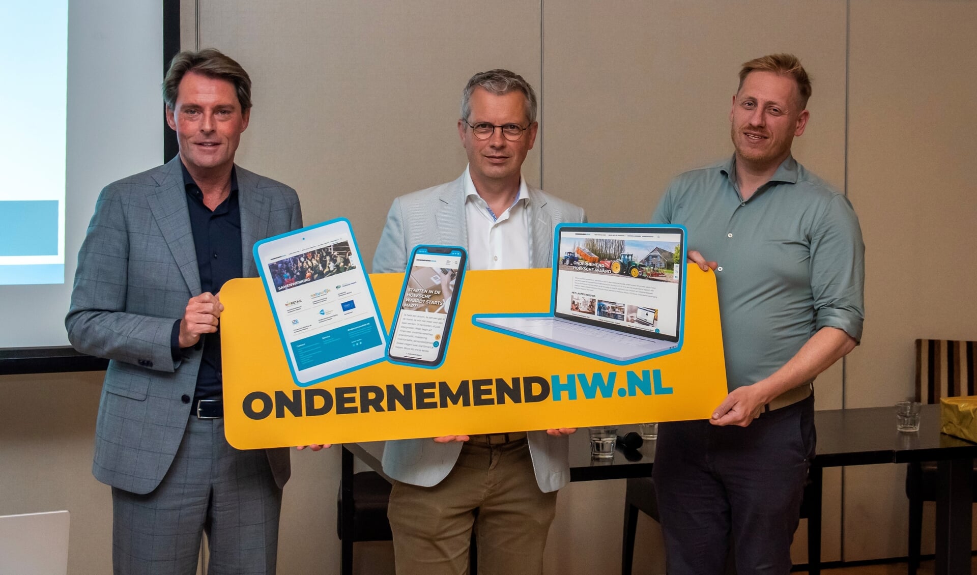 Wethouder Paul Boogaard (Gemeente Hoeksche Waard), Frank van den Ouden (Ondernemersvereniging Hoeksche Waard) en Martijn de Ruiter (StartSmart Hoeksche Waard) presenteren het nieuwe digitale platform.