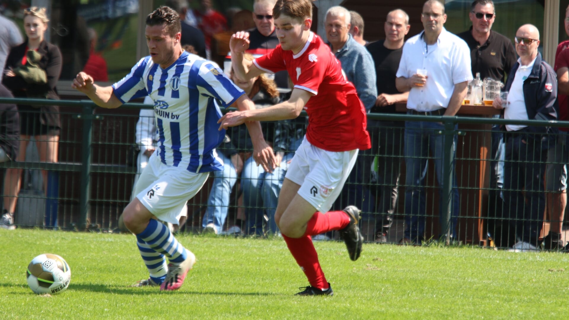 Jesse Langendoen zorgde met zijn goal voor een kostbaar punt voor Zwartewaal tegen kampioen Stellendam. (Foto: Wil van Balen).