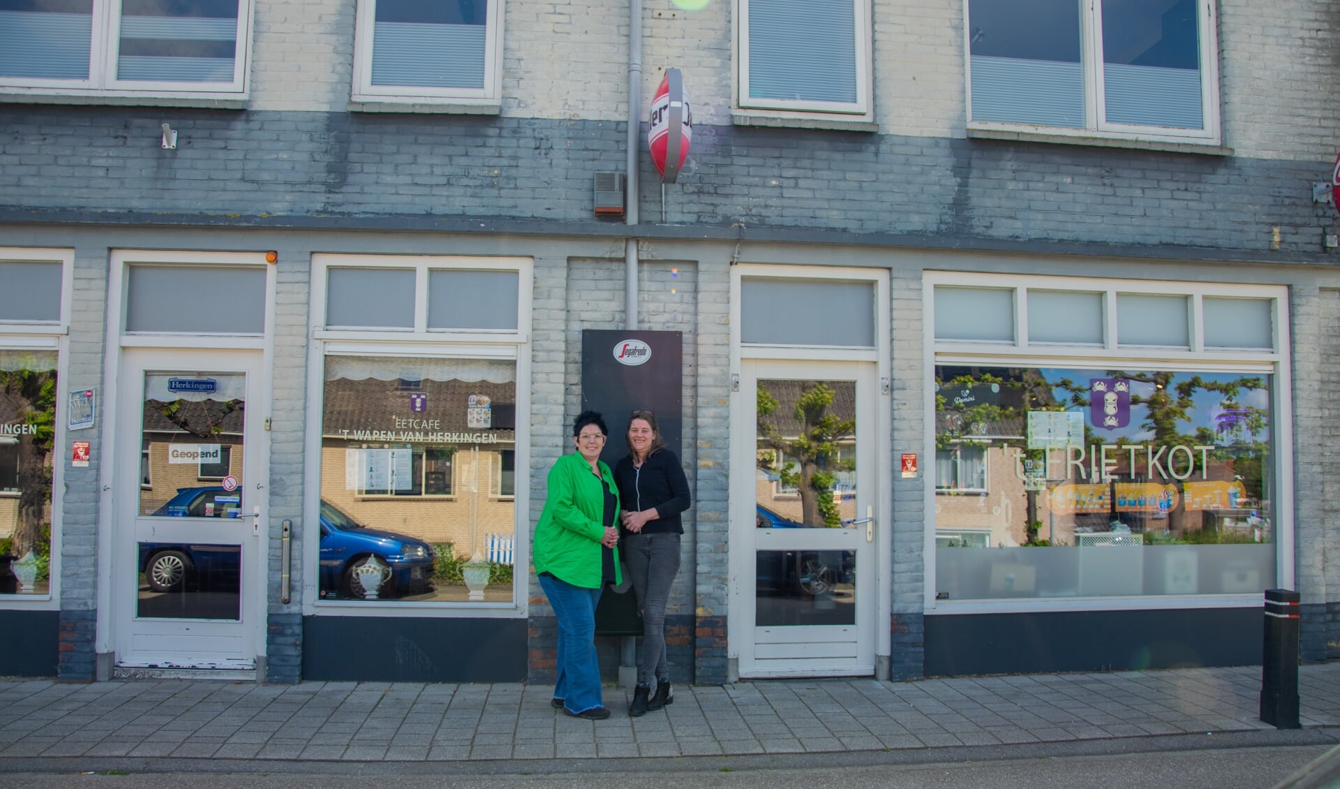 Greta Blom (links) en Inge Verwoerd hopen dat ze met wat hulp het eetcafé in Herkingen draaiende kunnen houden voor inwoners en toeristen.  Foto: Sam Fish