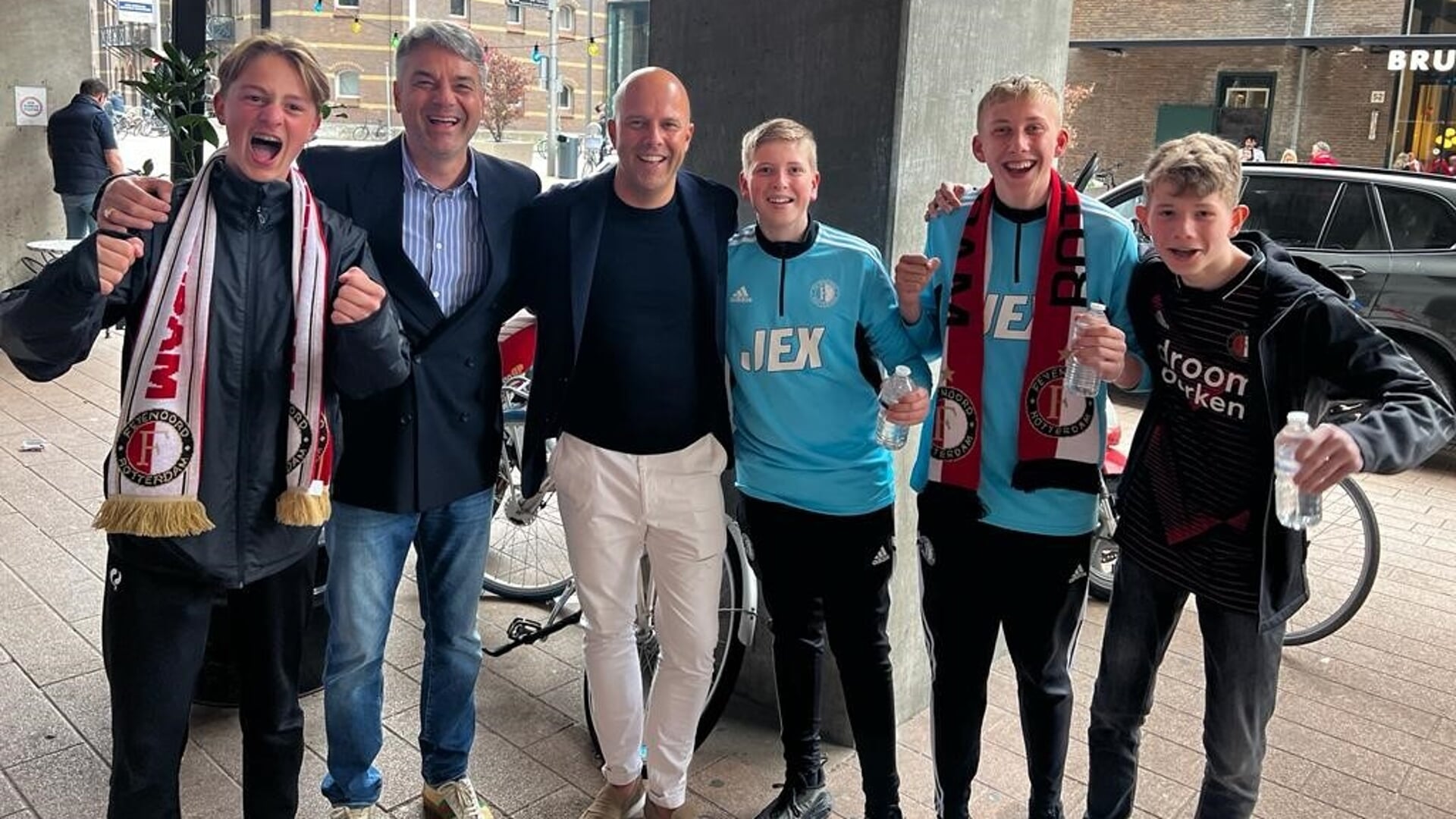 Zo dan, loop je even op weg naar de huldiging de momenteel meest geliefde Rotterdammer tegen het lijf, Feyenoordtrainer Arne Slot (midden met witte broek).