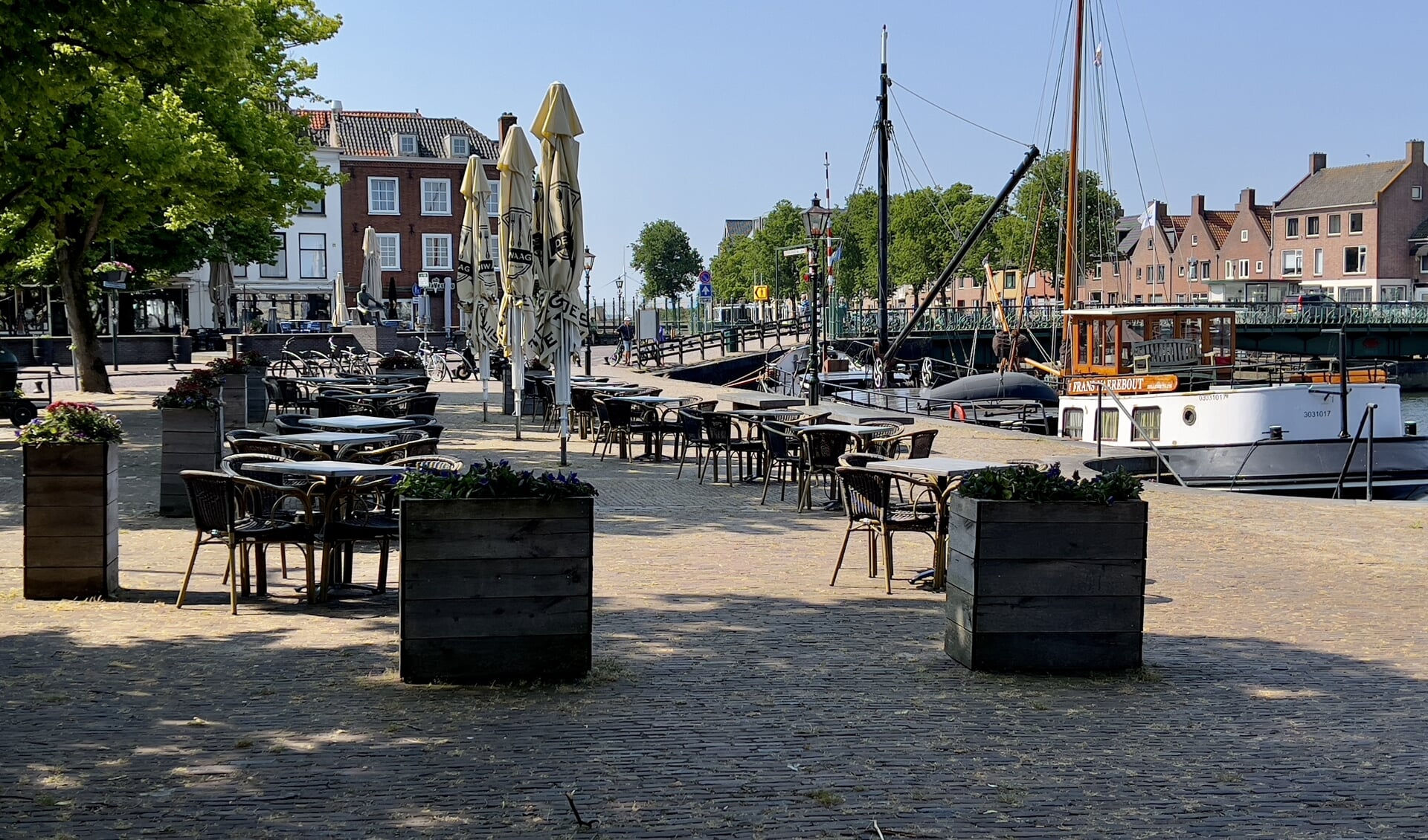 Inmiddels staan de meeste stoelen en tafels weer waar ze horen. 