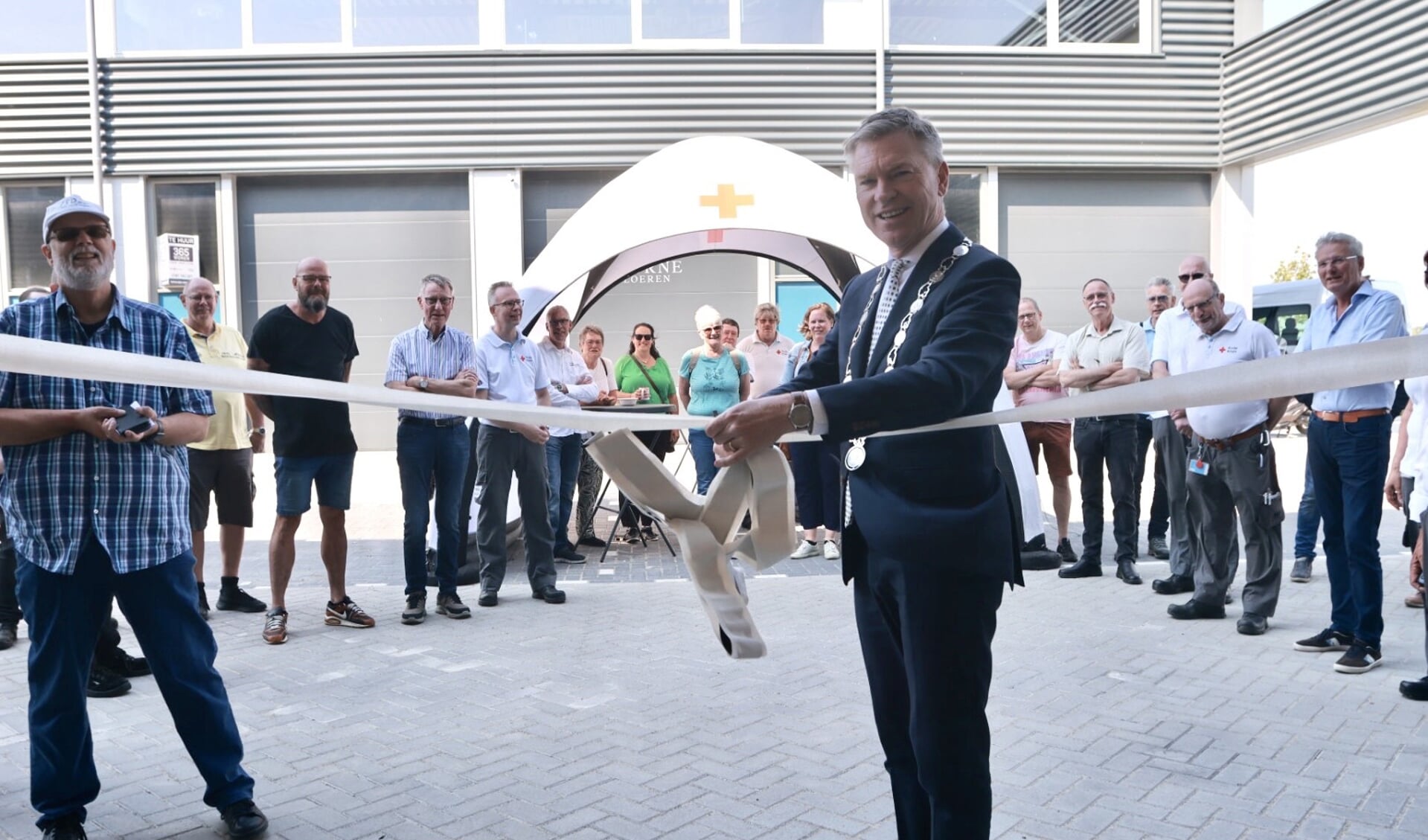 Woensdag 7 juni werd de nieuwe vestiging geopend van de Rode Kruis afdeling Voorne-Putten aan de Voltaweg in Hellevoetsluis. 
