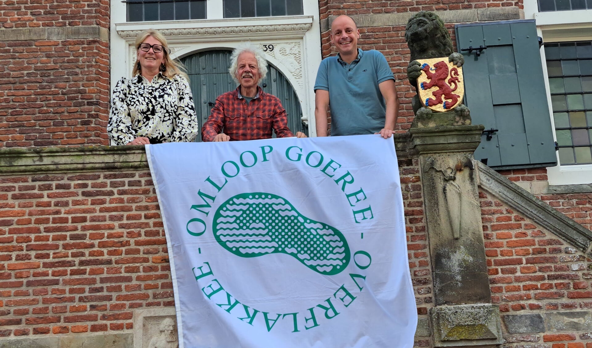 Het hart van de organisatie van de Omloop: Rianne Marinesse, Ton Korteweg en Wilko de Vos op het bordes van het Oude Raadhuis in Ooltgensplaat.