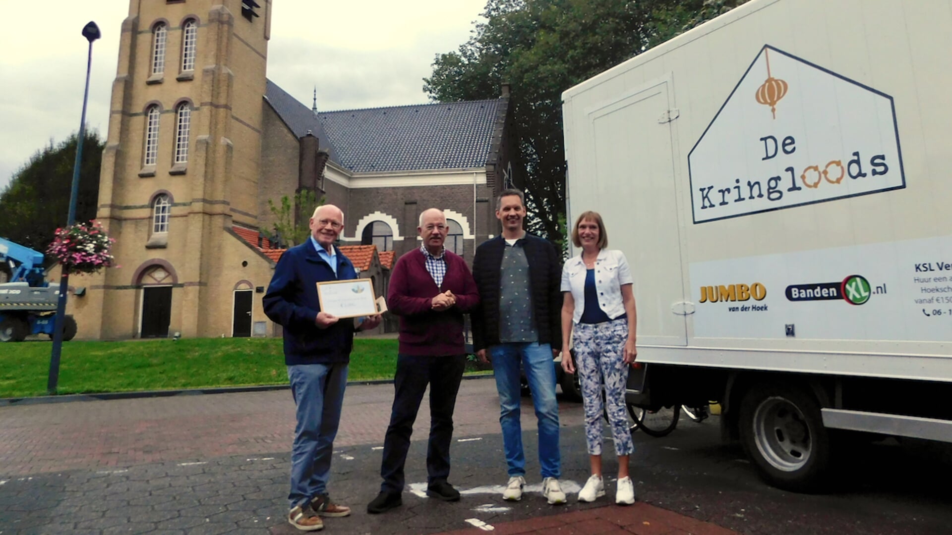 De Vrienden van de Kerk op de Heul zijn erg blij met een gift van 1000 euro van de buren van De Kringloods. (foto: Arie Pieters)