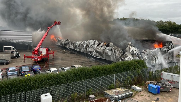 Brandweer laat bedrijfspand gecontroleerd uitbranden