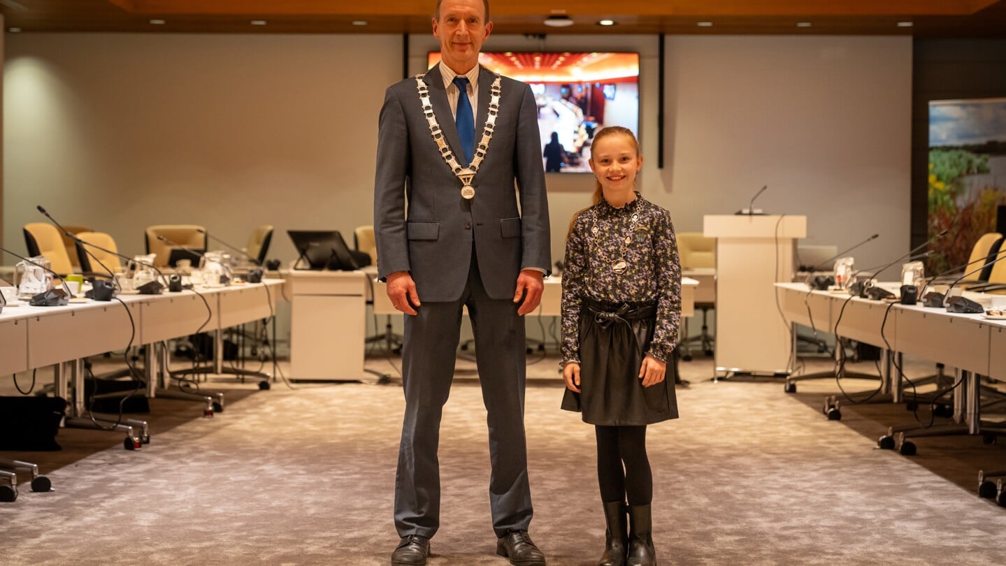 In de raadszaal samen met burgemeester Erik van Heijningen. (foto: gemeente Hoeksche Waard)