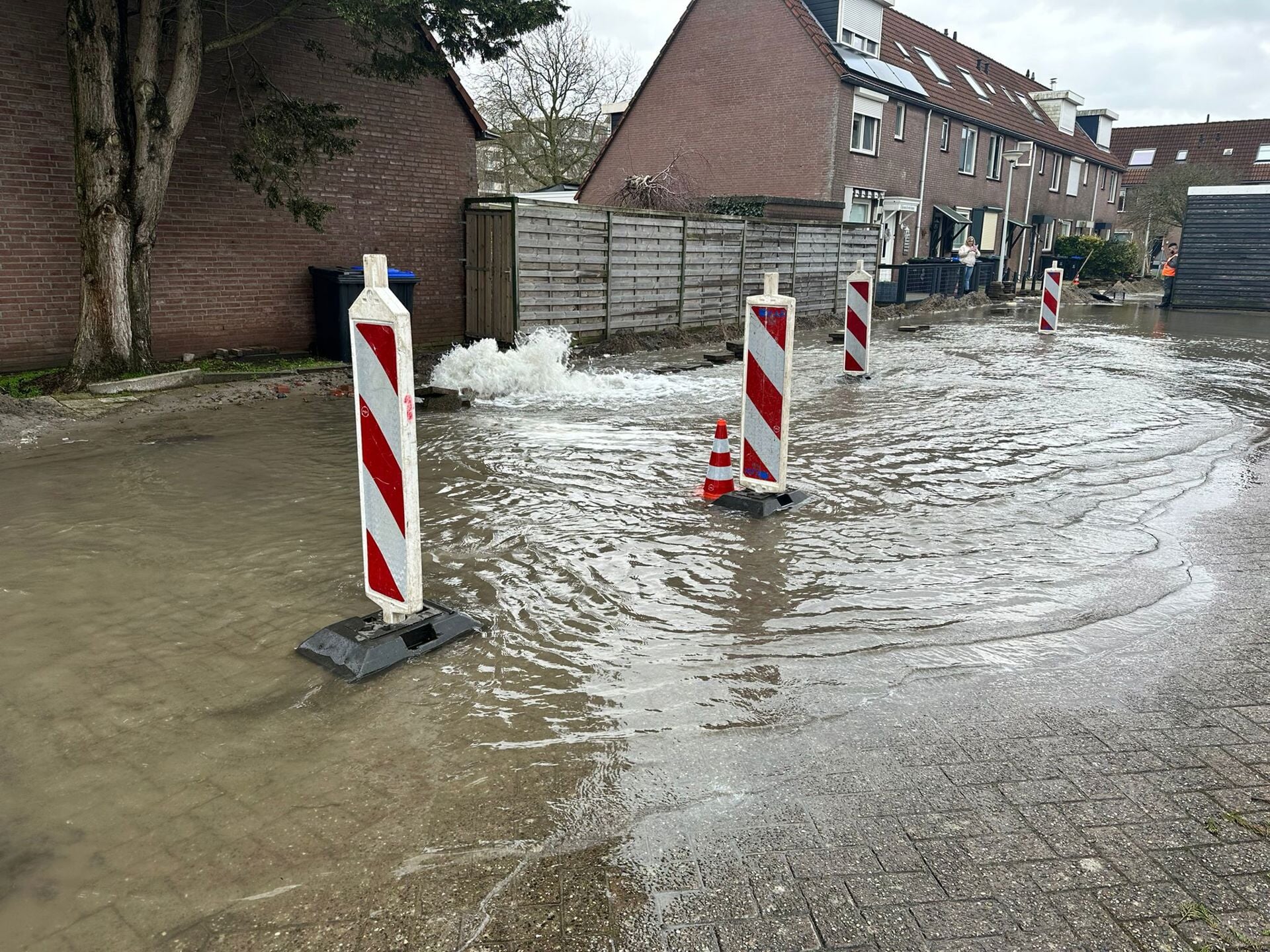 Straat+in+Naarden+staat+blank+door+gesprongen+waterleiding