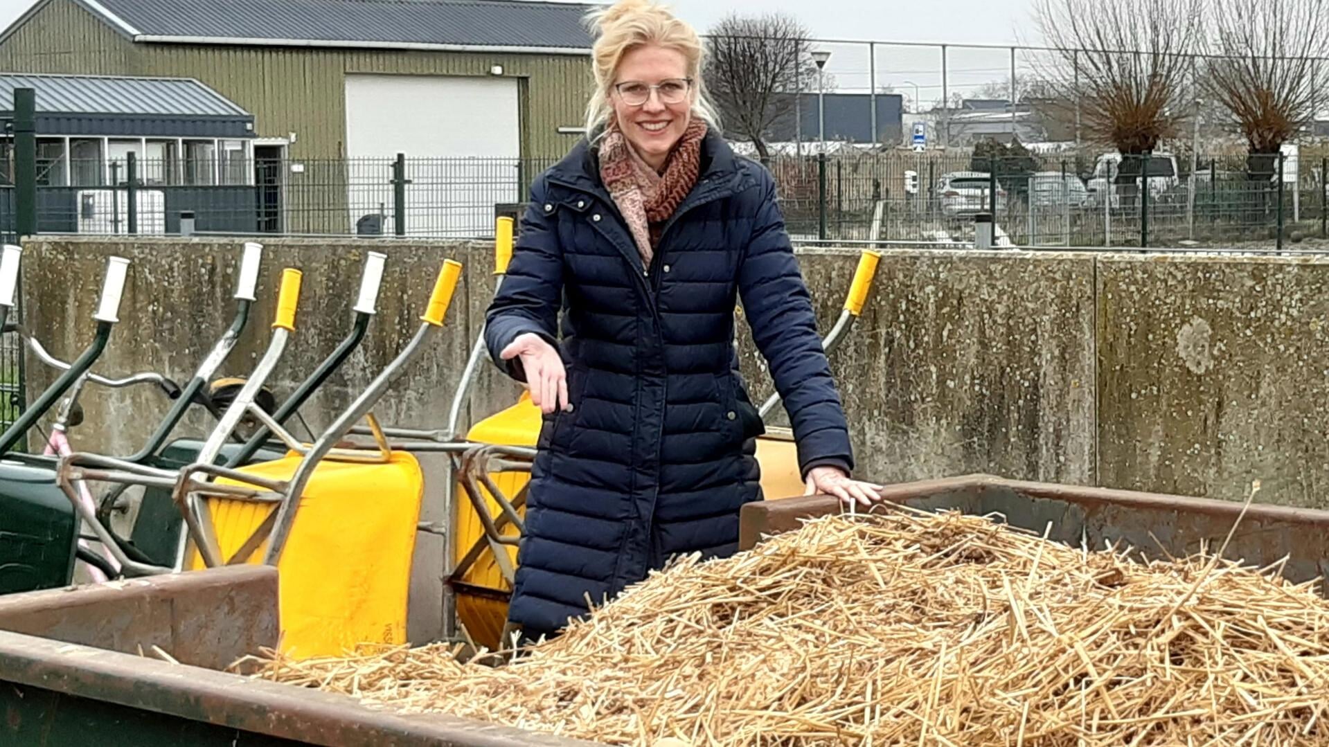 Eline Rood is enthousiast over de plannen van de school Yuverta om in de Hoeksche Waard paardenpoep te recyclen tot mest. (foto: pr)