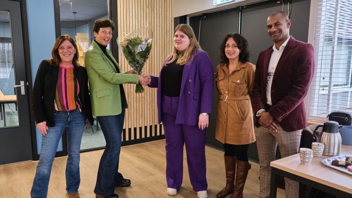 Opstapbanen VPW kandidaat Nienke van Vliet krijgt bloemen van wethouder Stengs.