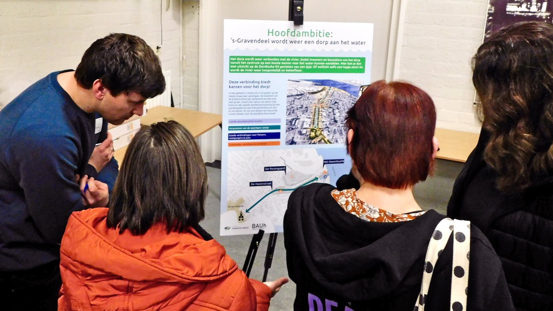 Uitleg over het nieuwe plan voor ontwikkeling van het oude havengebied. (foto's: Arie Pieters)