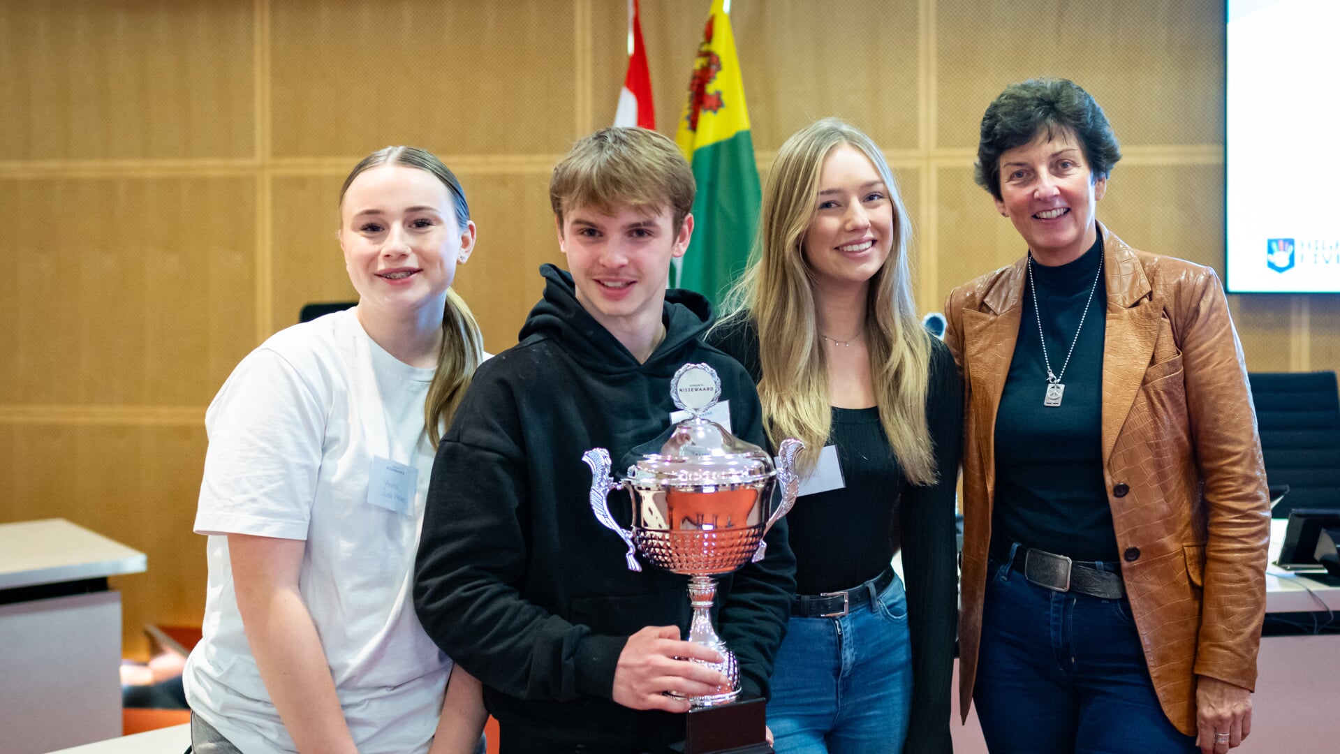 Een van de winnende teams van het Jongeren Debat Toernooi met wethouder Stengs. 