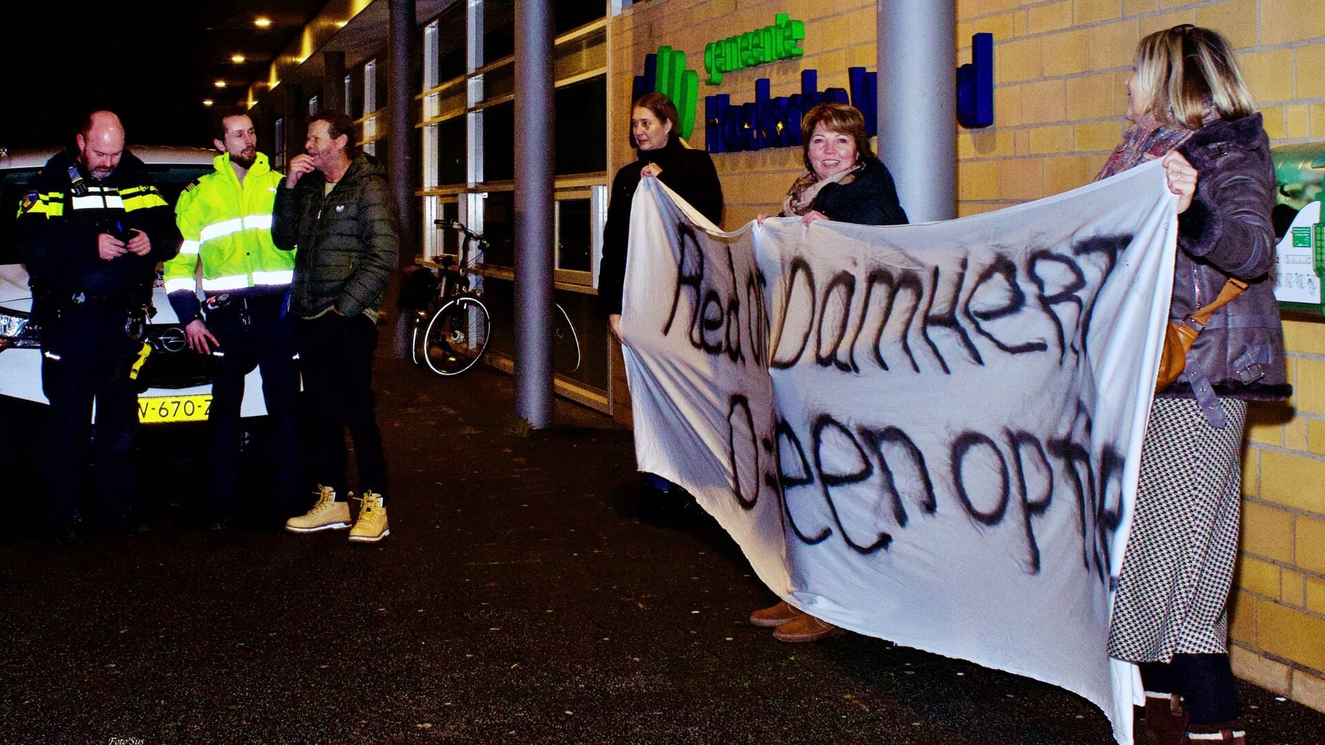 Voor het gemeentehuis in Oud-Beijerland werd dinsdagavond voorafgaand aan de raadsvergadering vreedzaam geprotesteerd tegen de plannen van de provincie. (foto: Susana de Jong-Montiero)