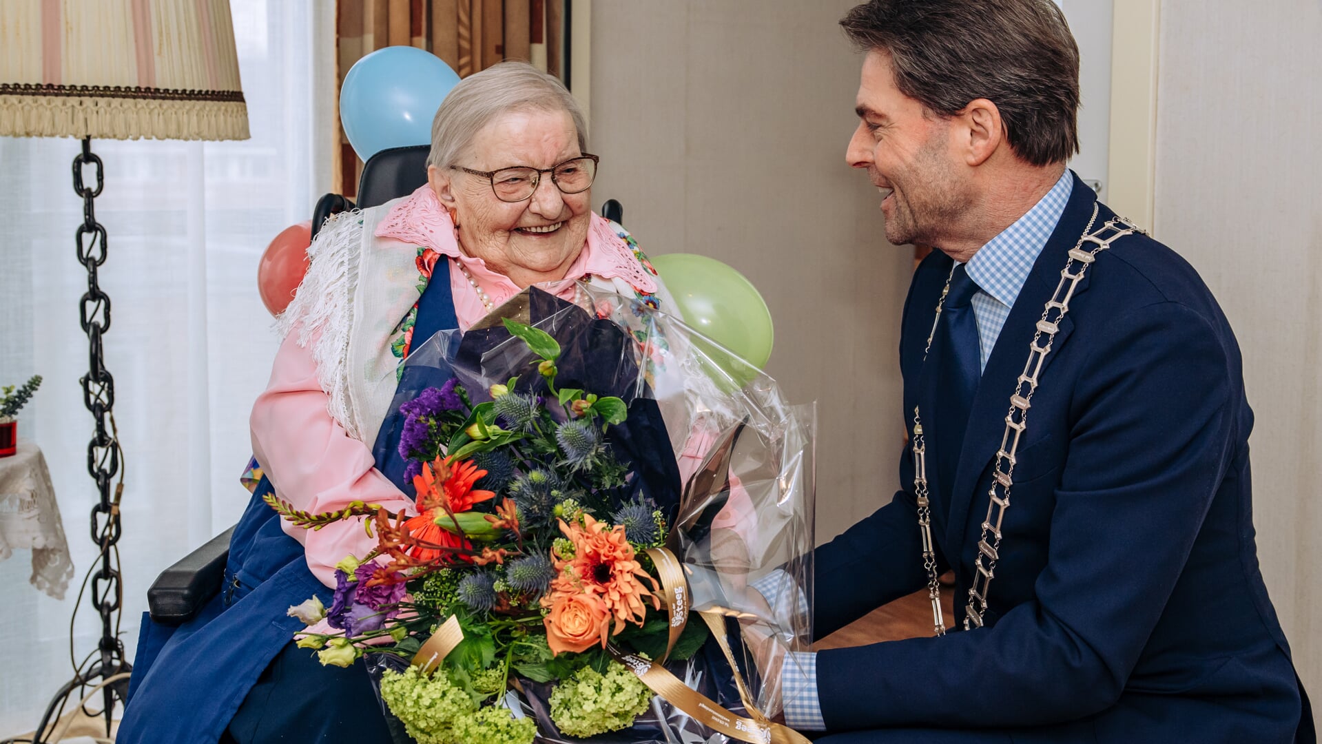  Voor deze bijzondere verjaardag had de locoburgemeester een mooie bos bloemen en een doosje bonbons meegenomen. (foto: Heyblom Fotografie)