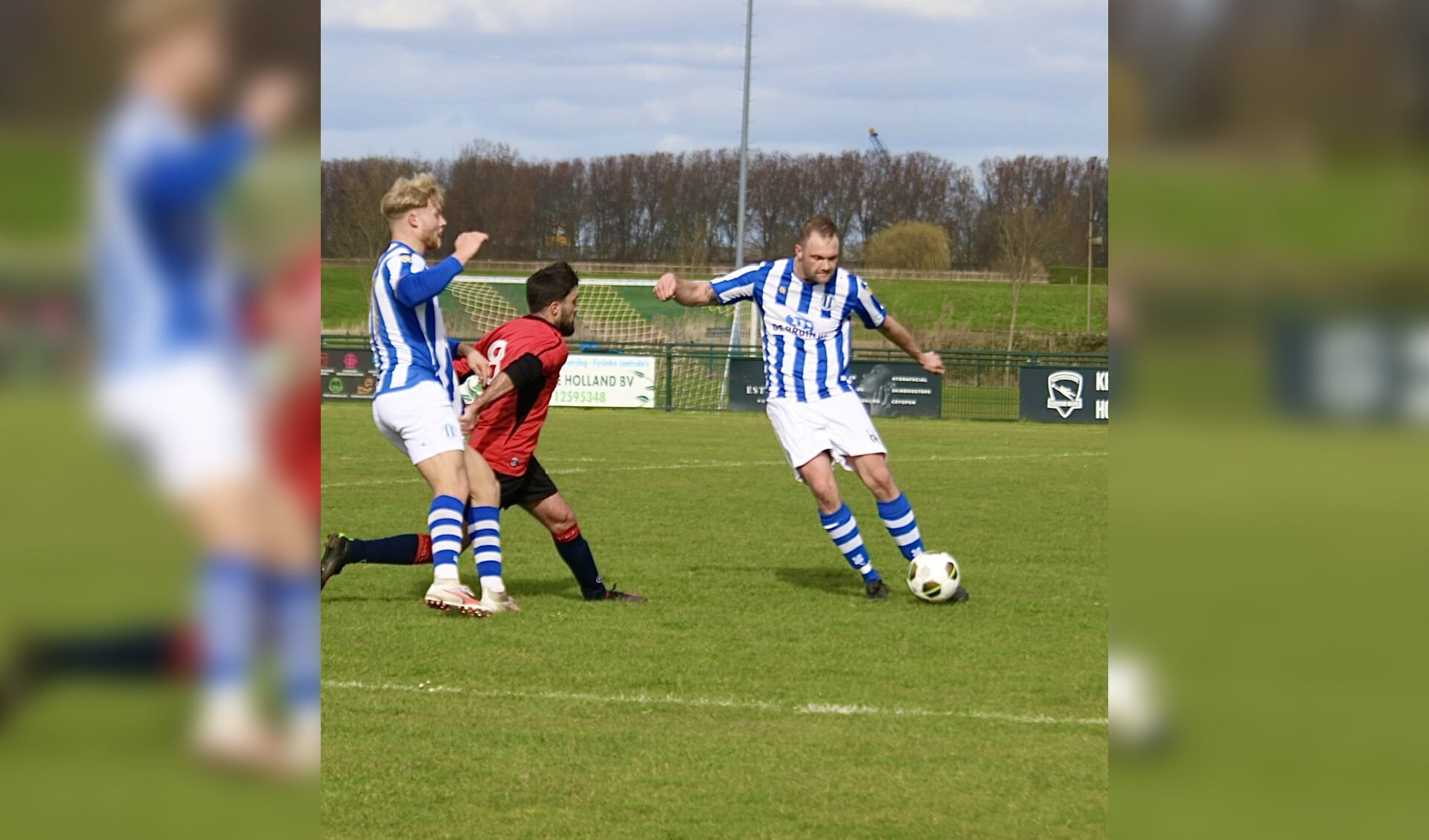 Danny van der Spuij tekende voor de 0-4 voor Zwartewaal in de derby bij OHVV. (Archieffoto: Wil van Balen).
