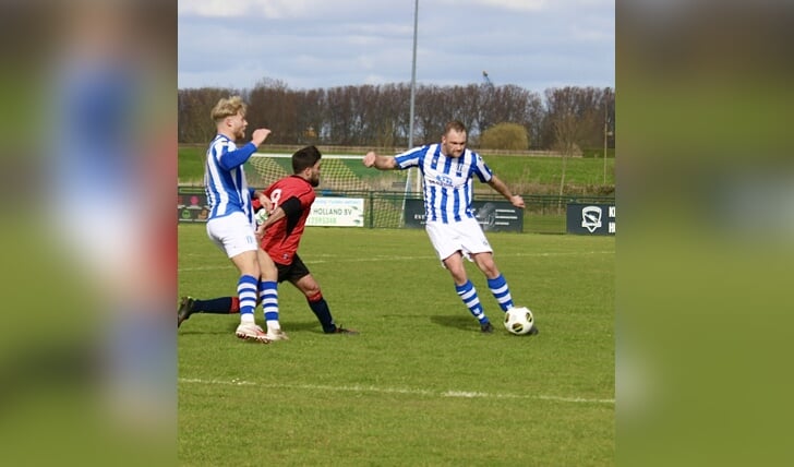 Danny van der Spuij tekende voor de 0-4 voor Zwartewaal in de derby bij OHVV. (Archieffoto: Wil van Balen).
