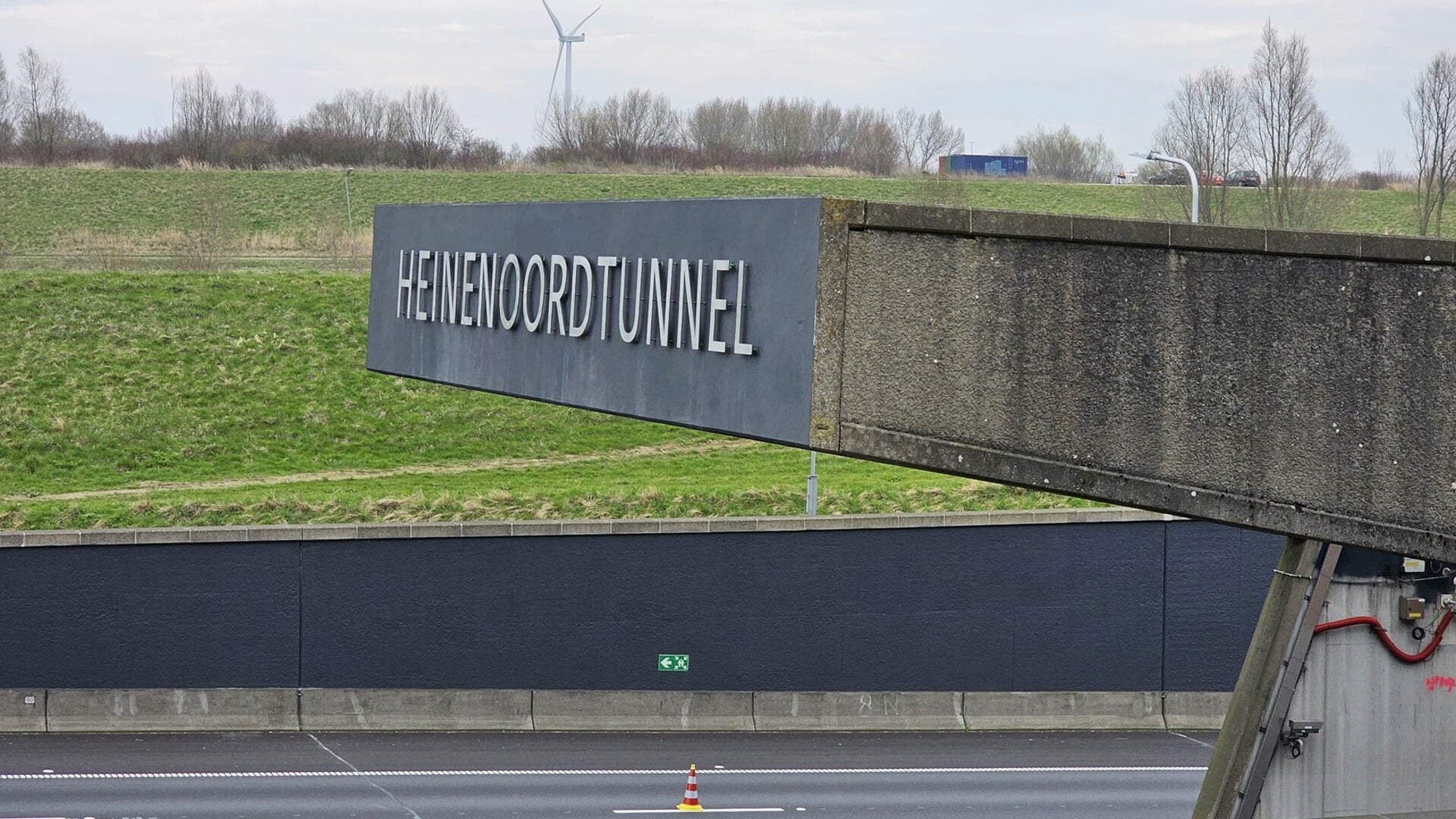 Eén van de zichtbare resultaten van de werkzaamheden is dat de tunnel een nieuw naambord heeft. (foto: pr Rijkswaterstaat)